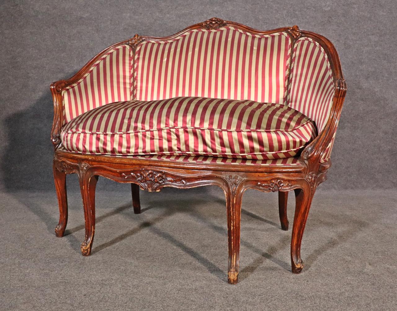 French Carved Walnut Louis XV Small Scale Settee Canape, Circa 1930 In Good Condition In Swedesboro, NJ