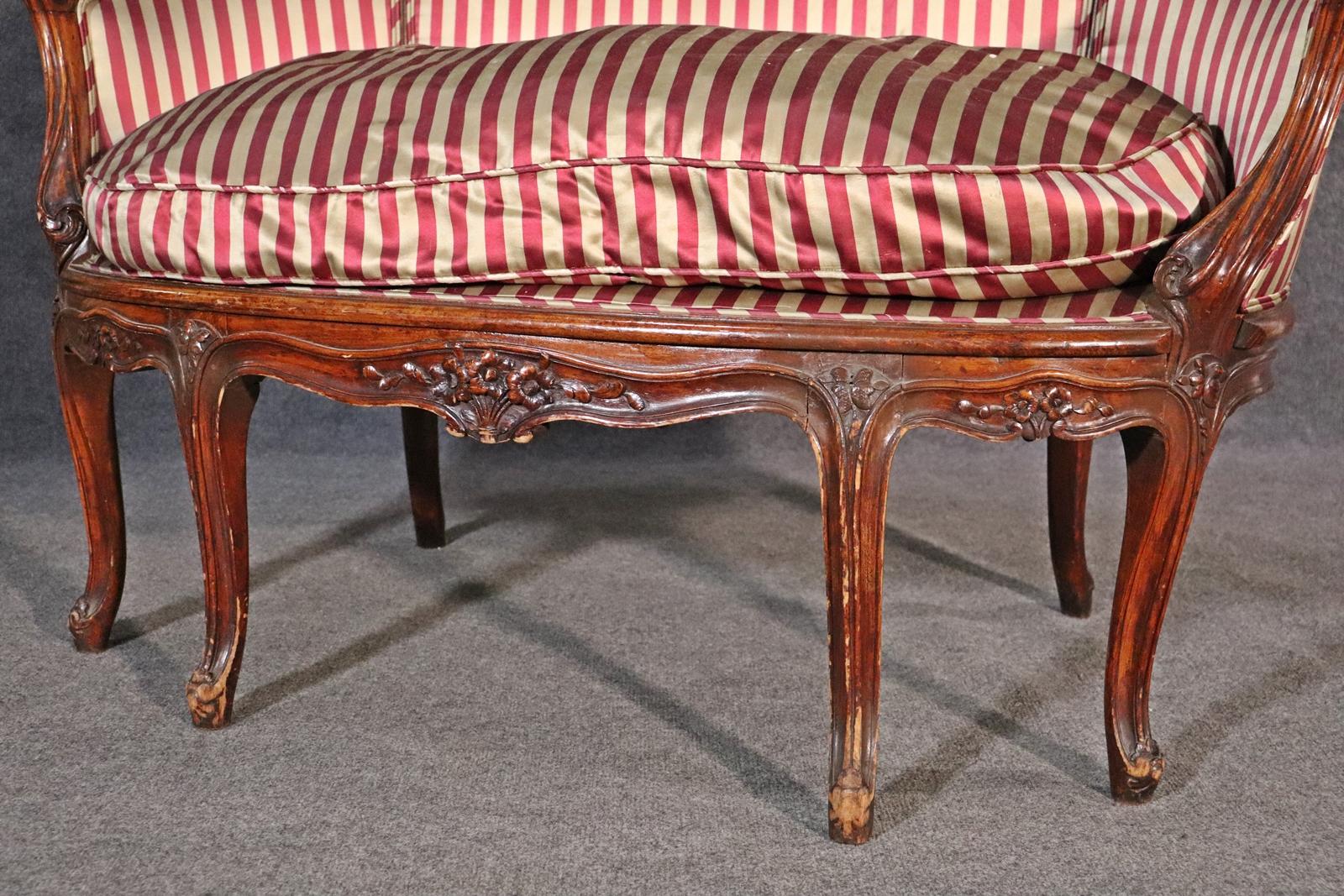 Mid-20th Century French Carved Walnut Louis XV Small Scale Settee Canape, Circa 1930