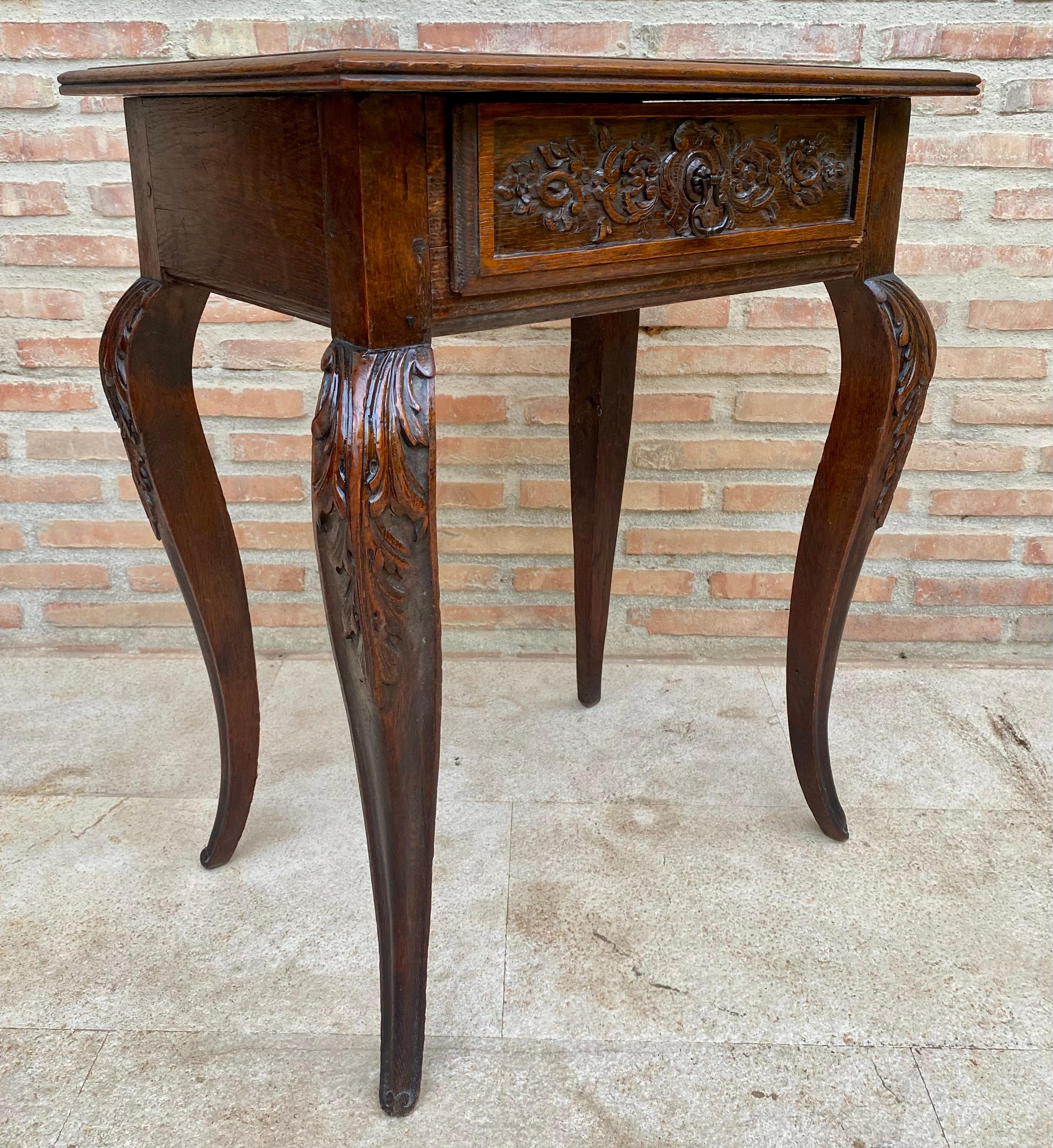 Table d'appoint en noyer sculpté, années 1940 en vente 4