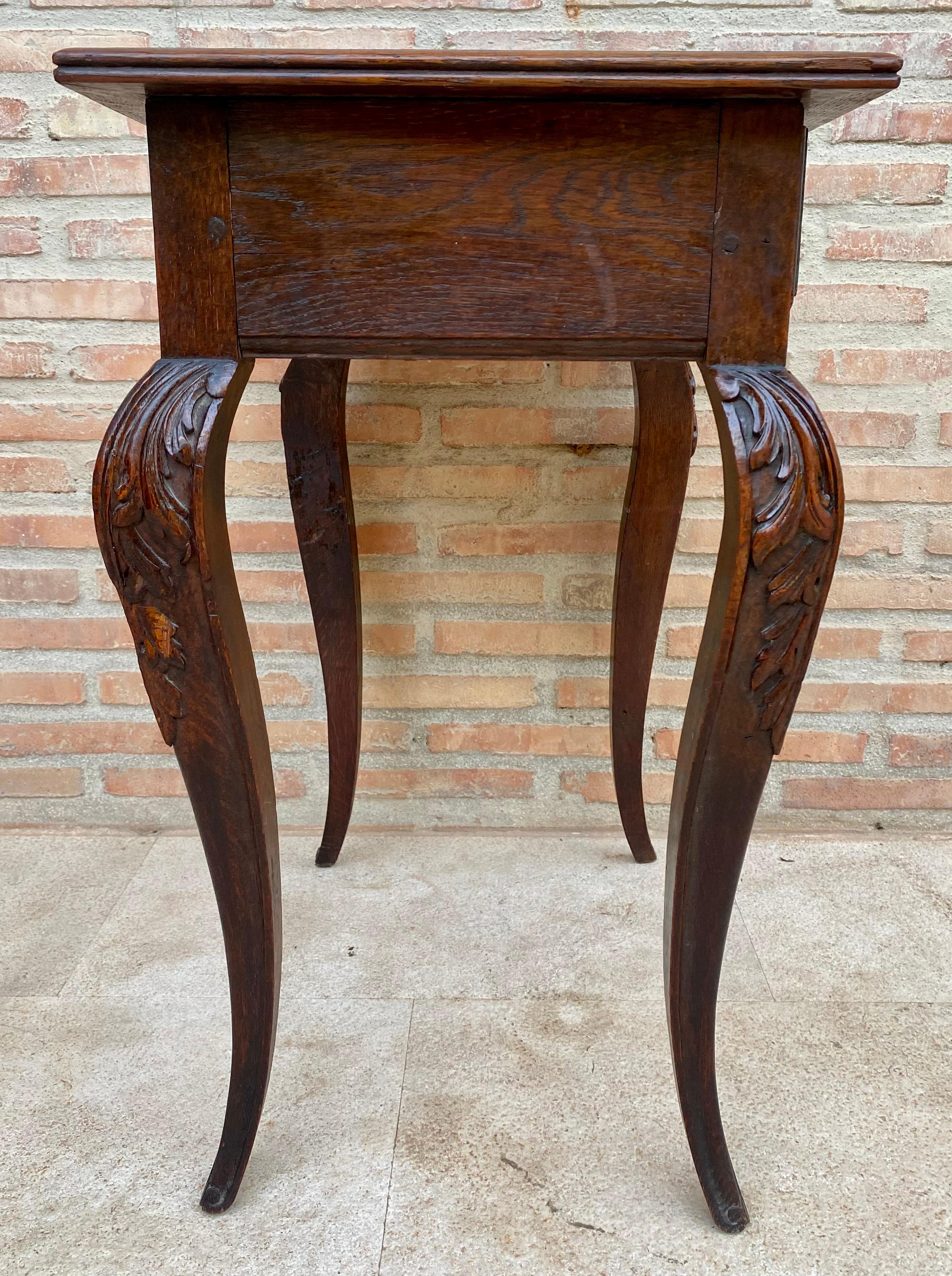 Table d'appoint en noyer sculpté, années 1940 en vente 5