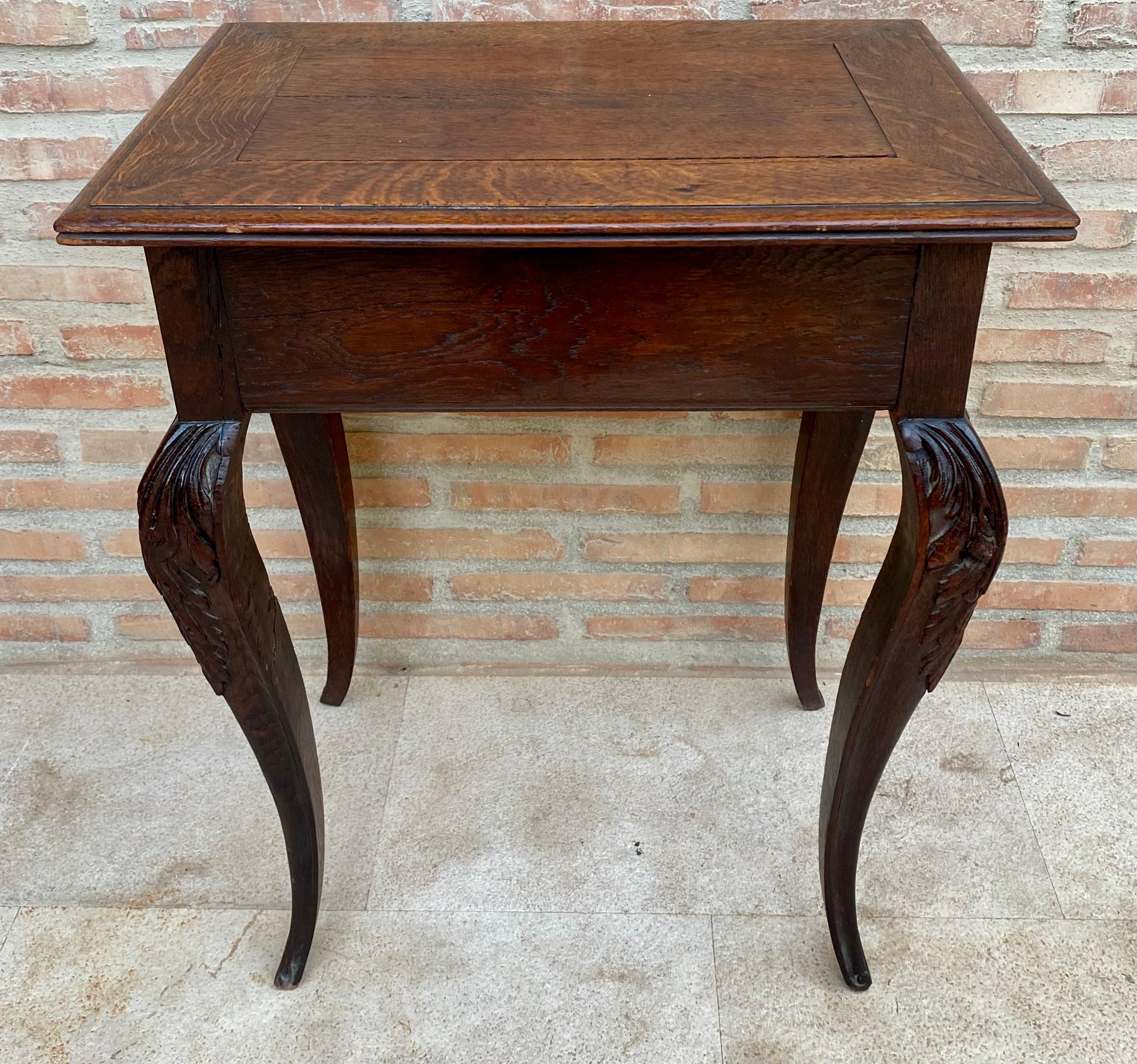 Table d'appoint en noyer sculpté, années 1940 en vente 6