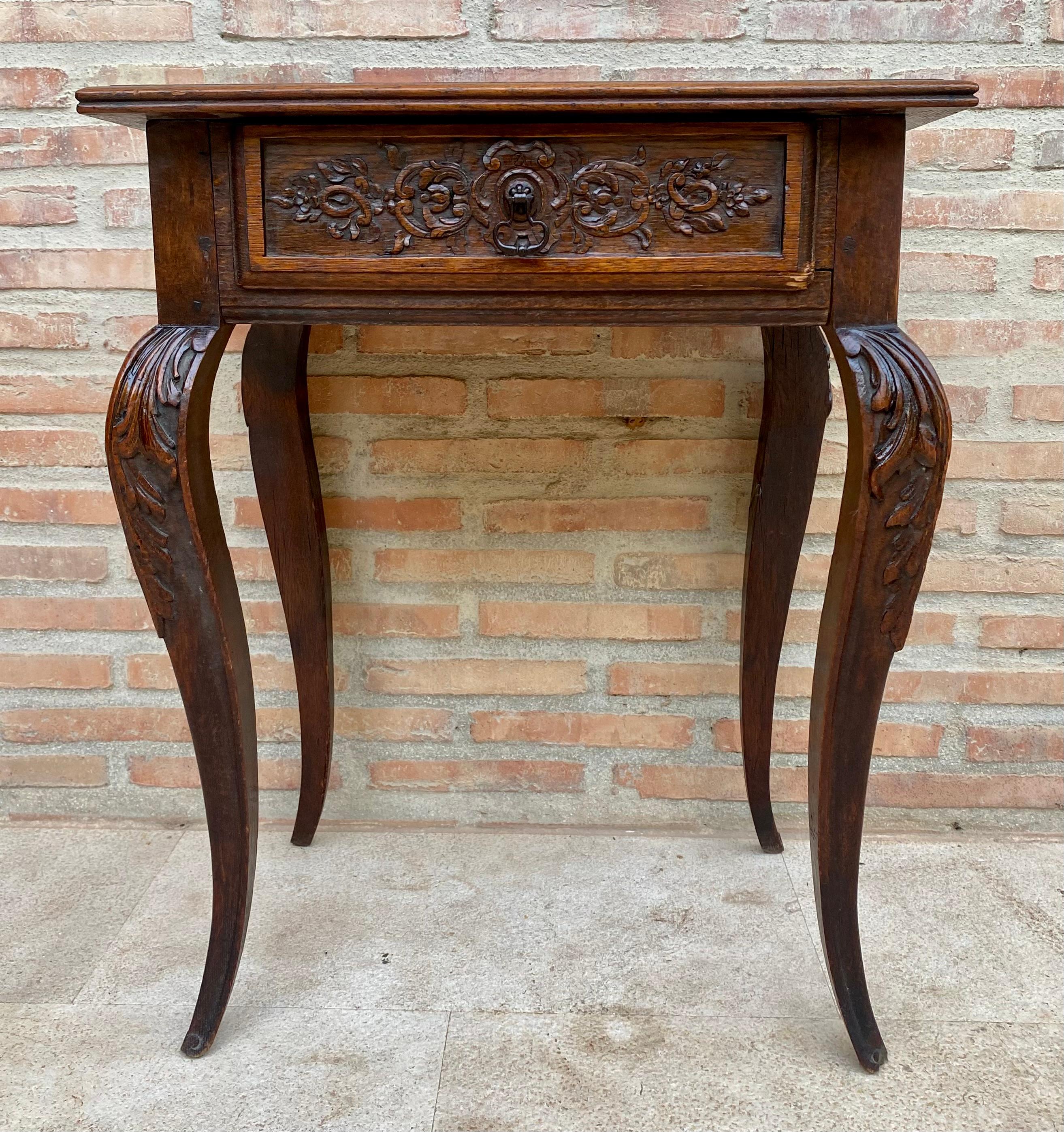 Espagnol Table d'appoint en noyer sculpté, années 1940 en vente