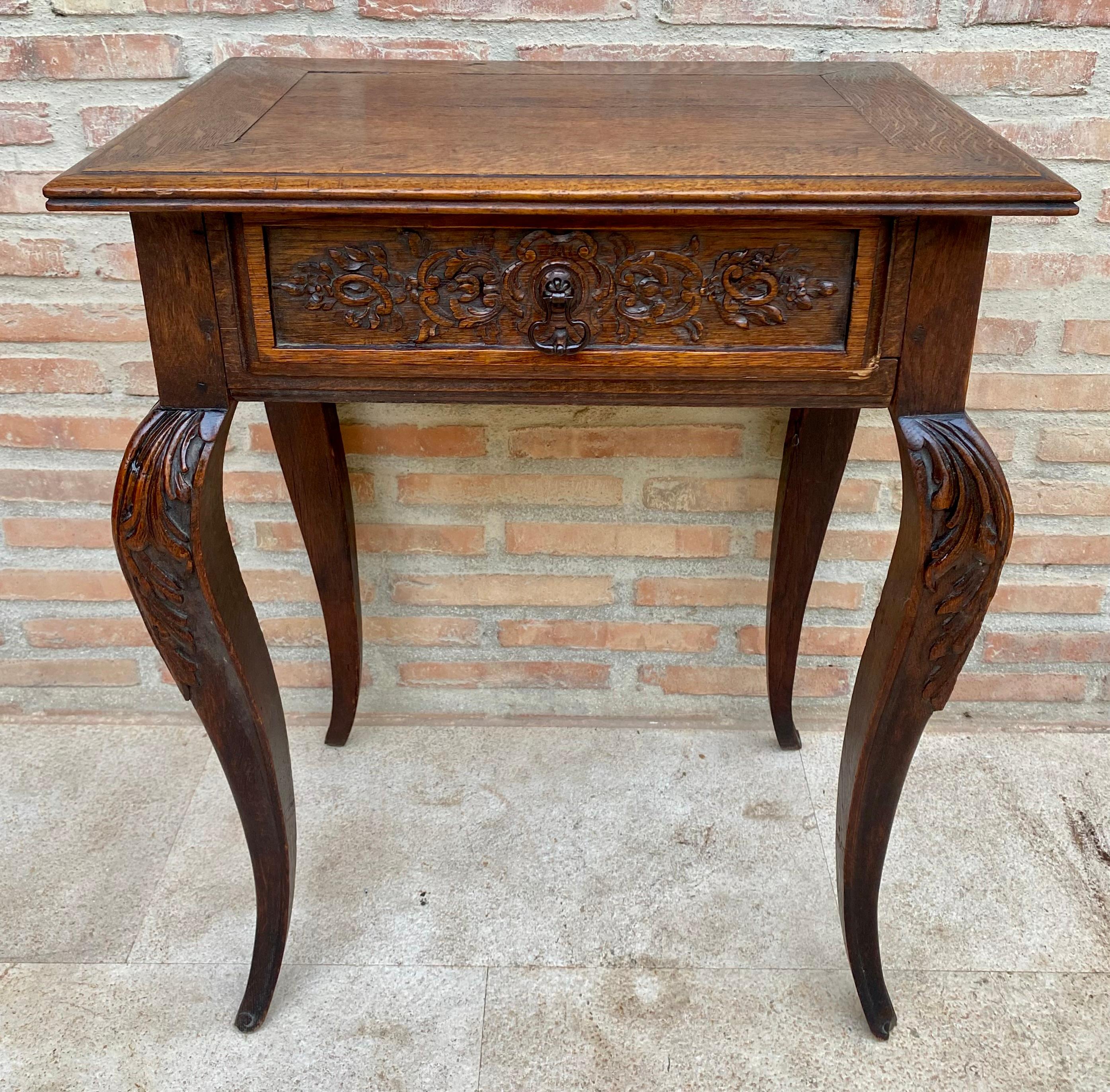 Table d'appoint en noyer sculpté, années 1940 Bon état - En vente à Miami, FL