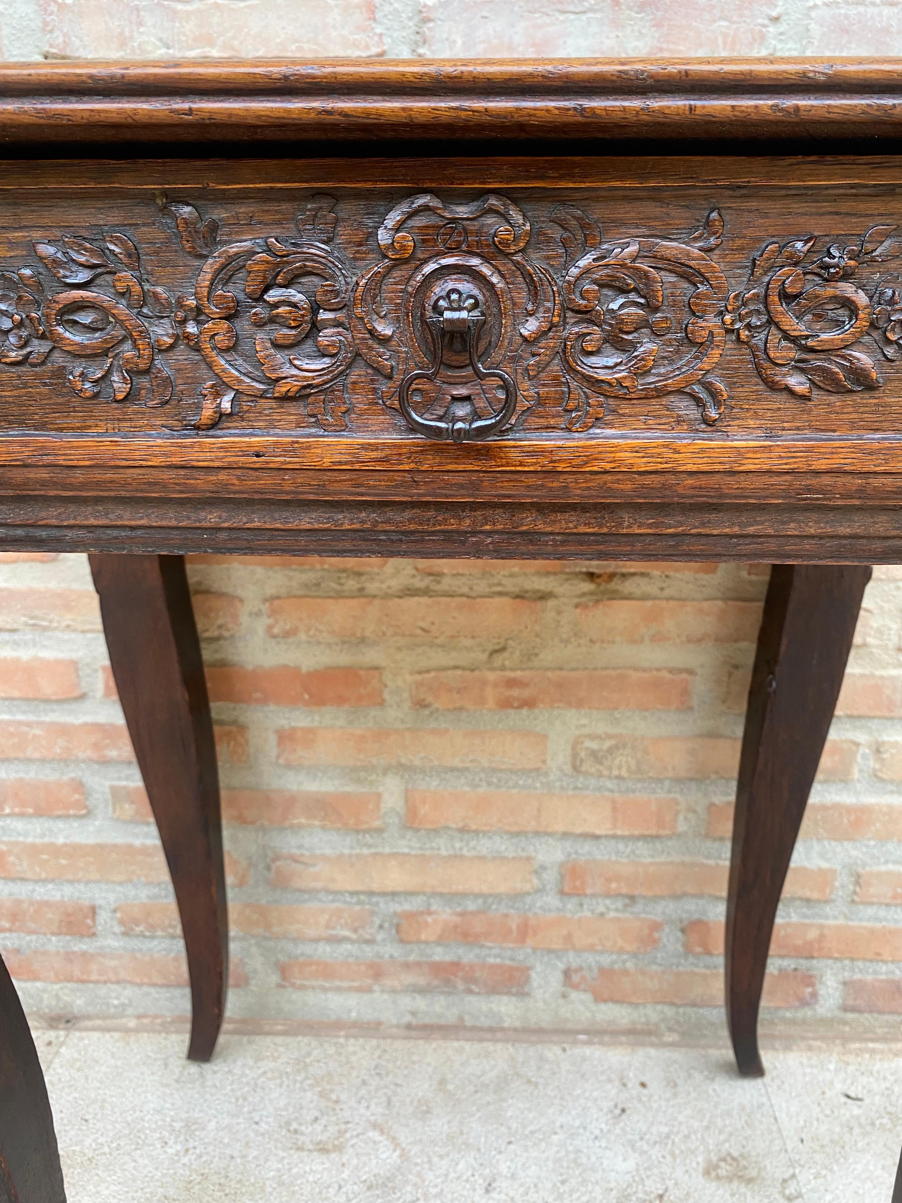 20ième siècle Table d'appoint en noyer sculpté, années 1940 en vente