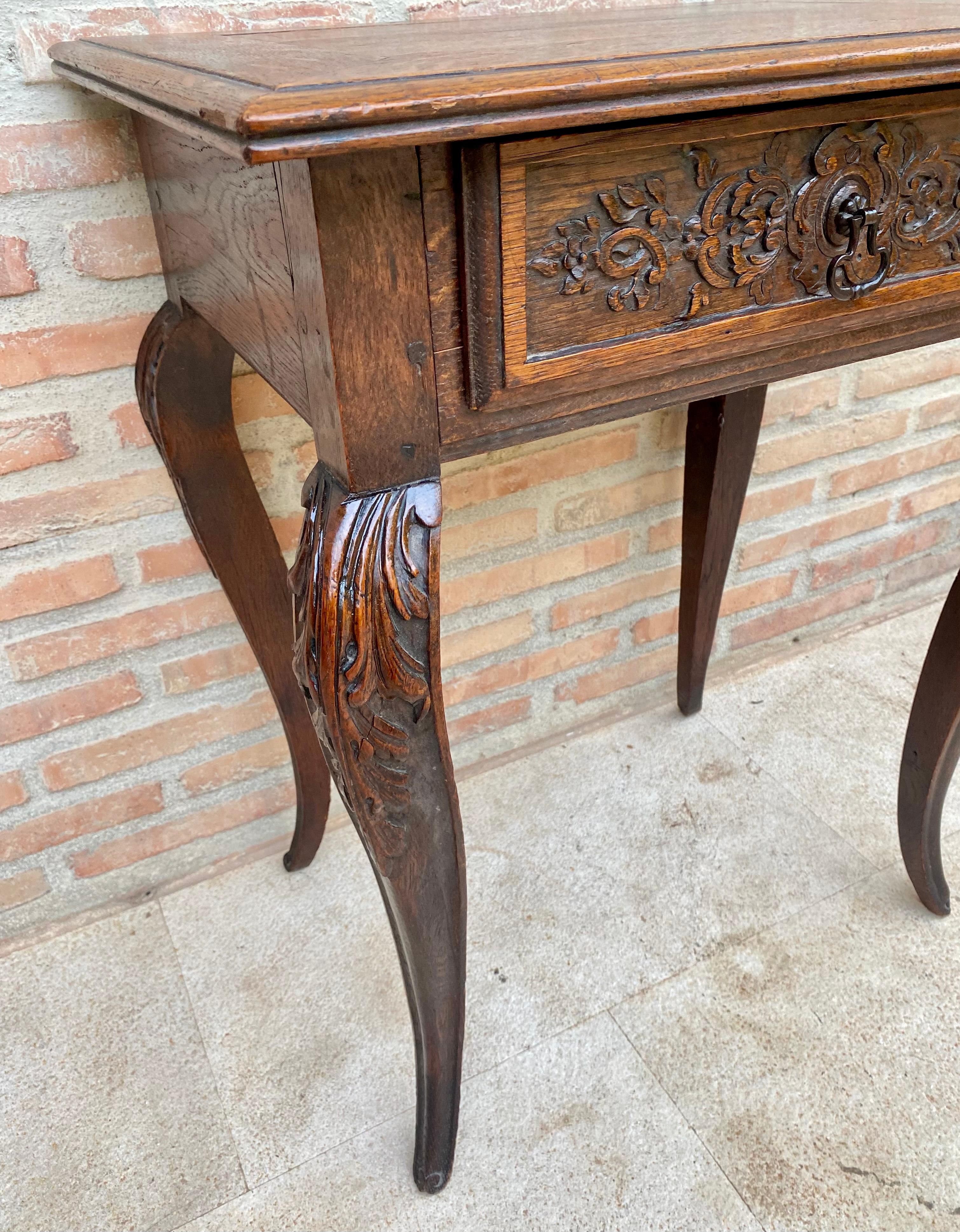 Noyer Table d'appoint en noyer sculpté, années 1940 en vente