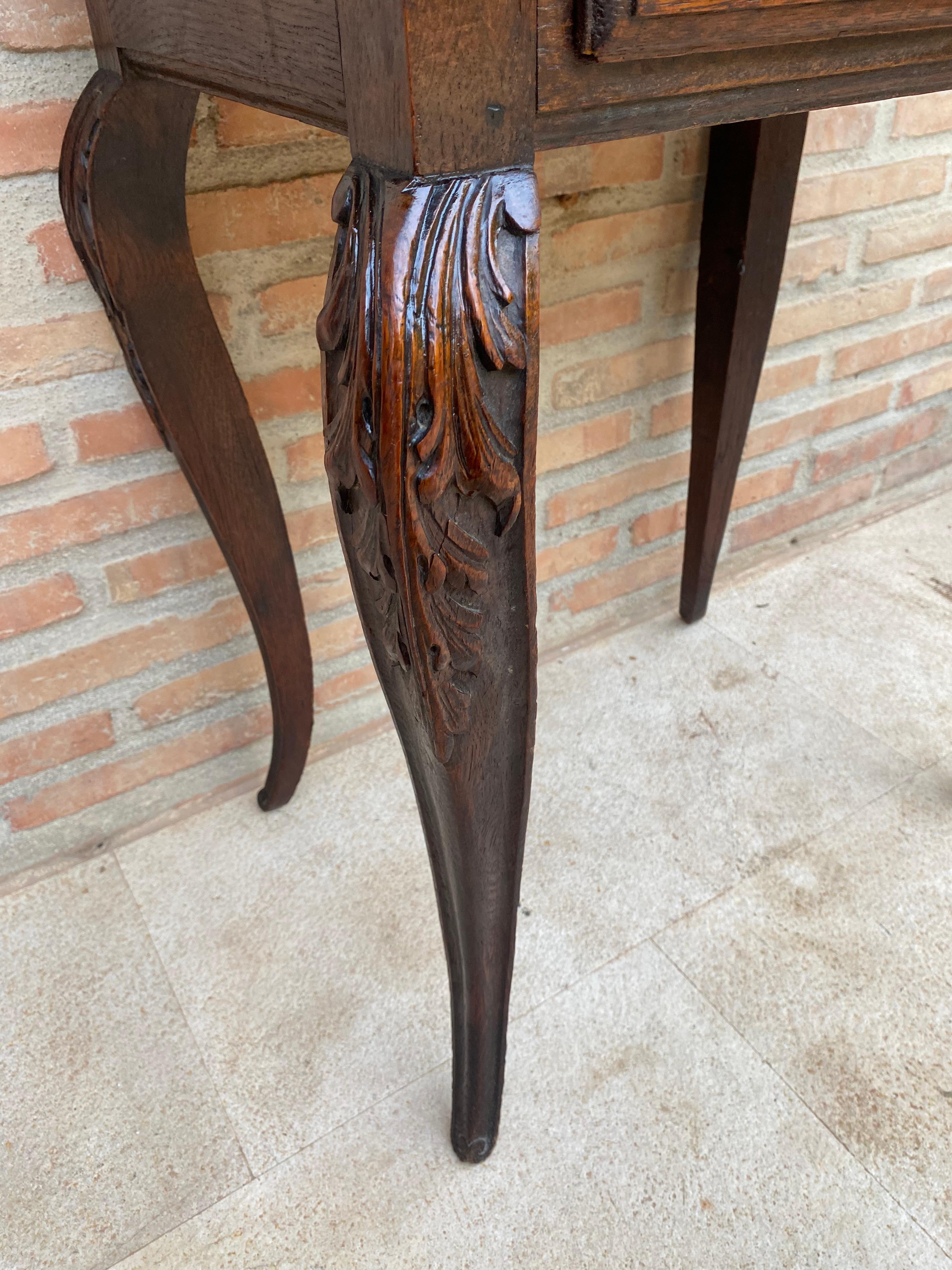 Table d'appoint en noyer sculpté, années 1940 en vente 1