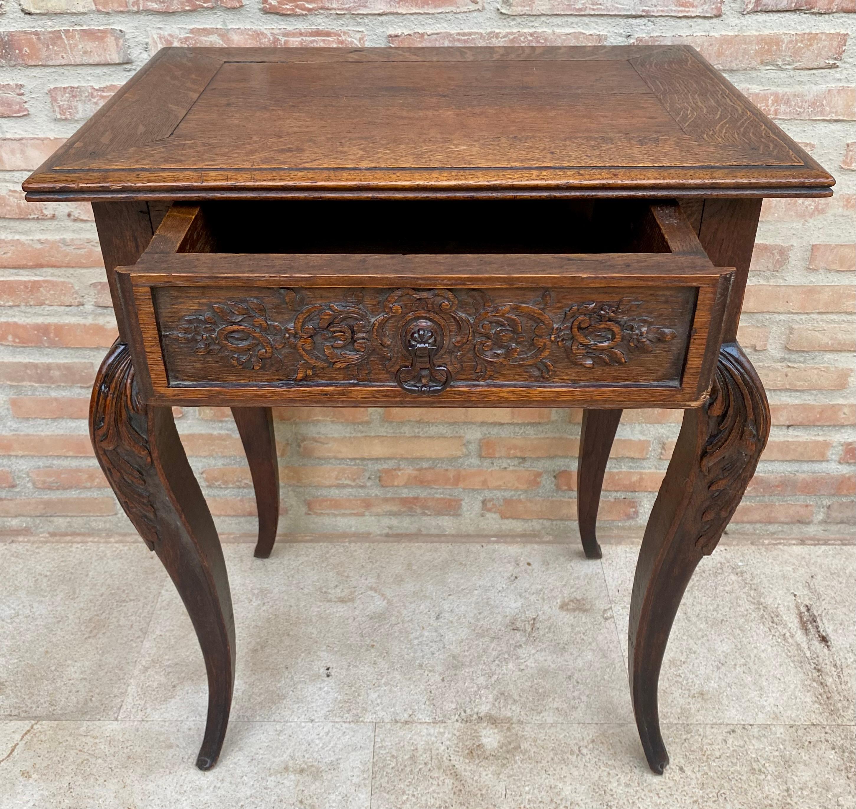 Table d'appoint en noyer sculpté, années 1940 en vente 2