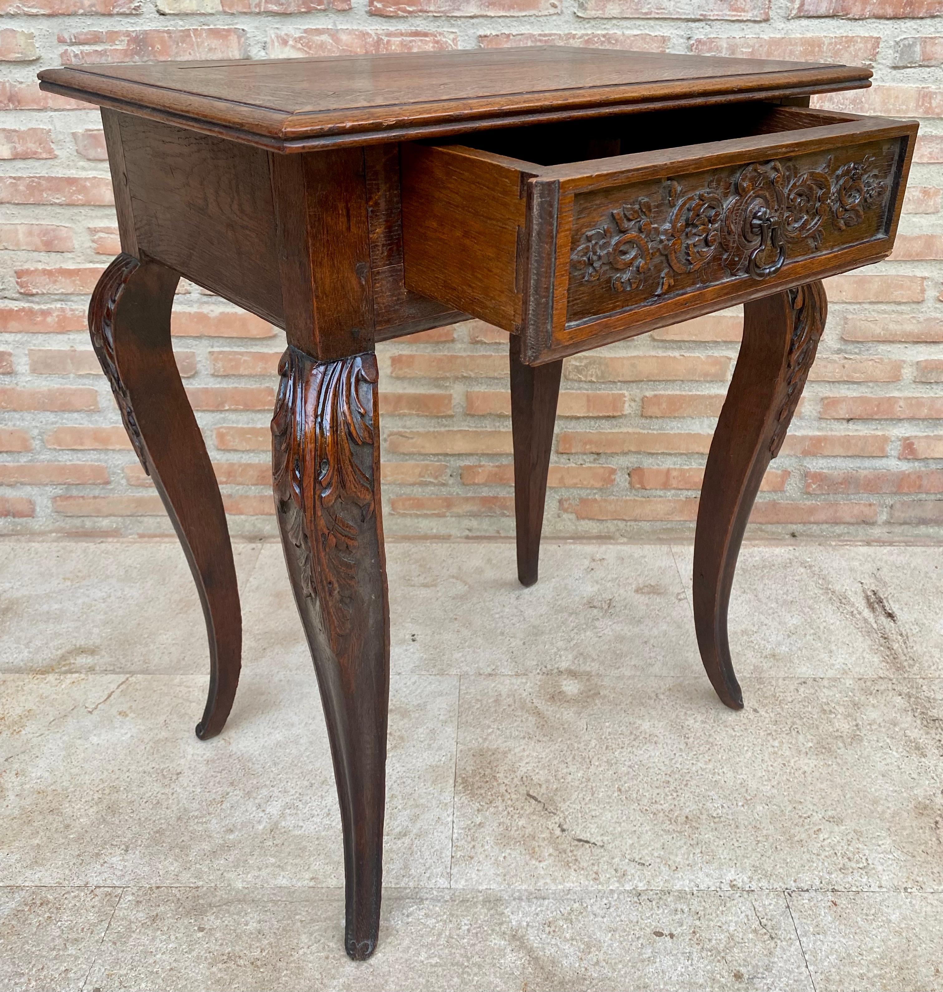Table d'appoint en noyer sculpté, années 1940 en vente 3