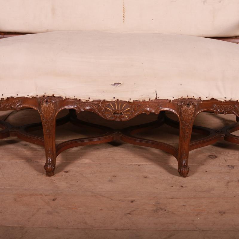 French Carved Walnut Sofa In Good Condition For Sale In Leamington Spa, Warwickshire