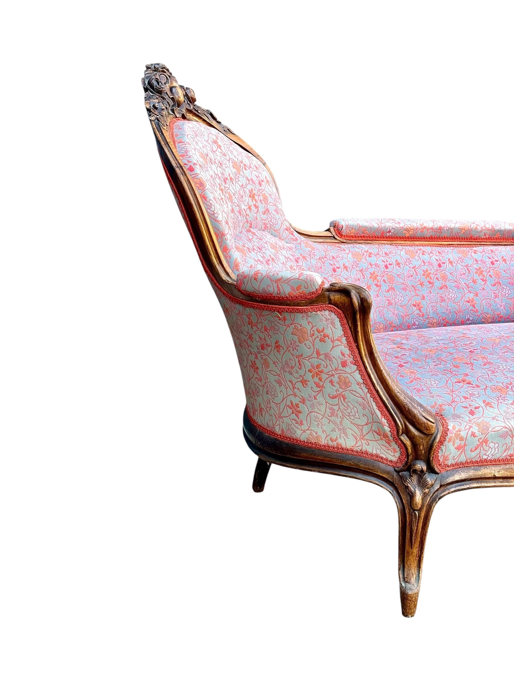 Divano francese in noce intagliato con tappezzeria floreale, 1880 circa in vendita 2