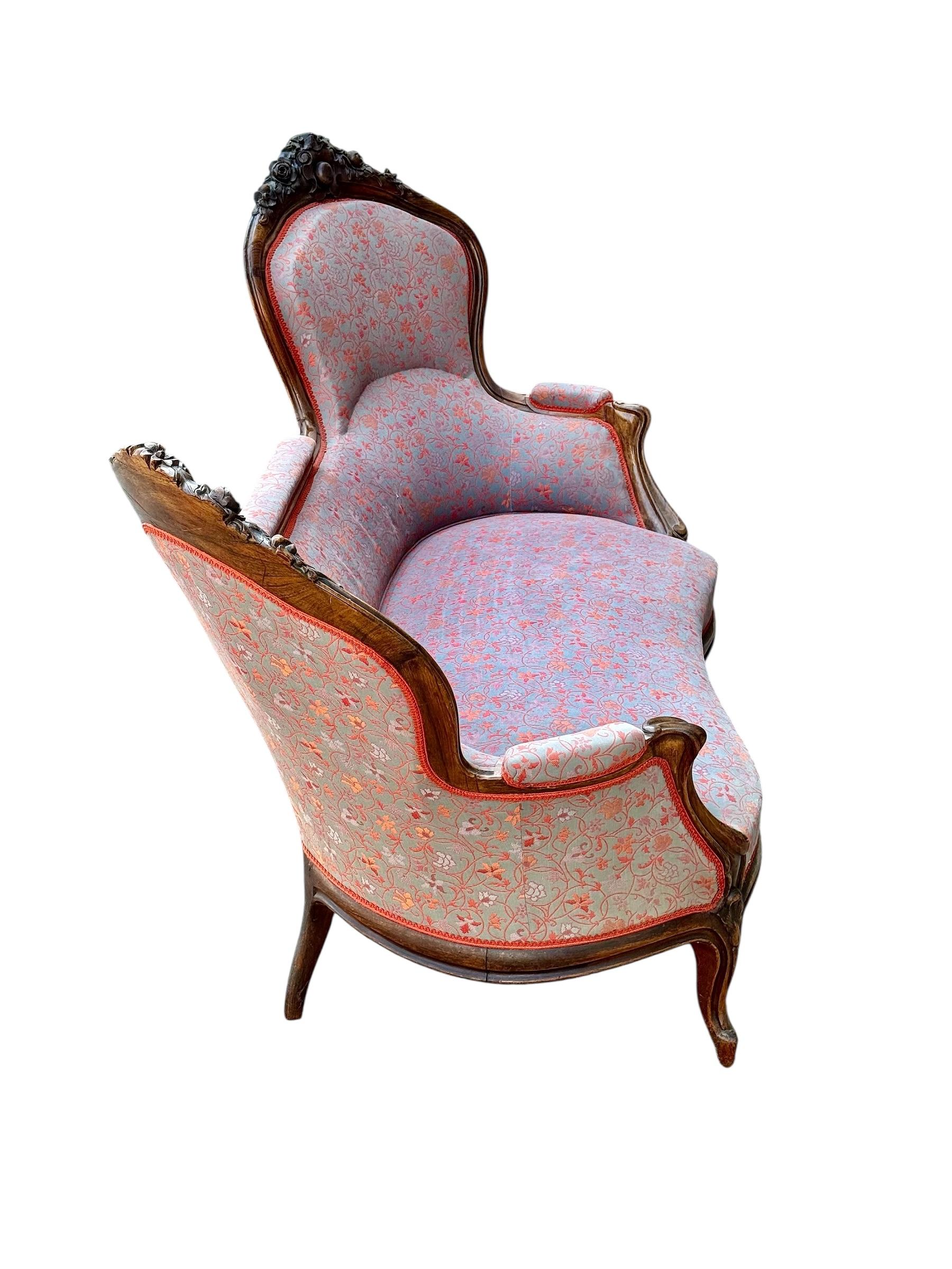 Divano francese in noce intagliato con tappezzeria floreale, 1880 circa in vendita 4