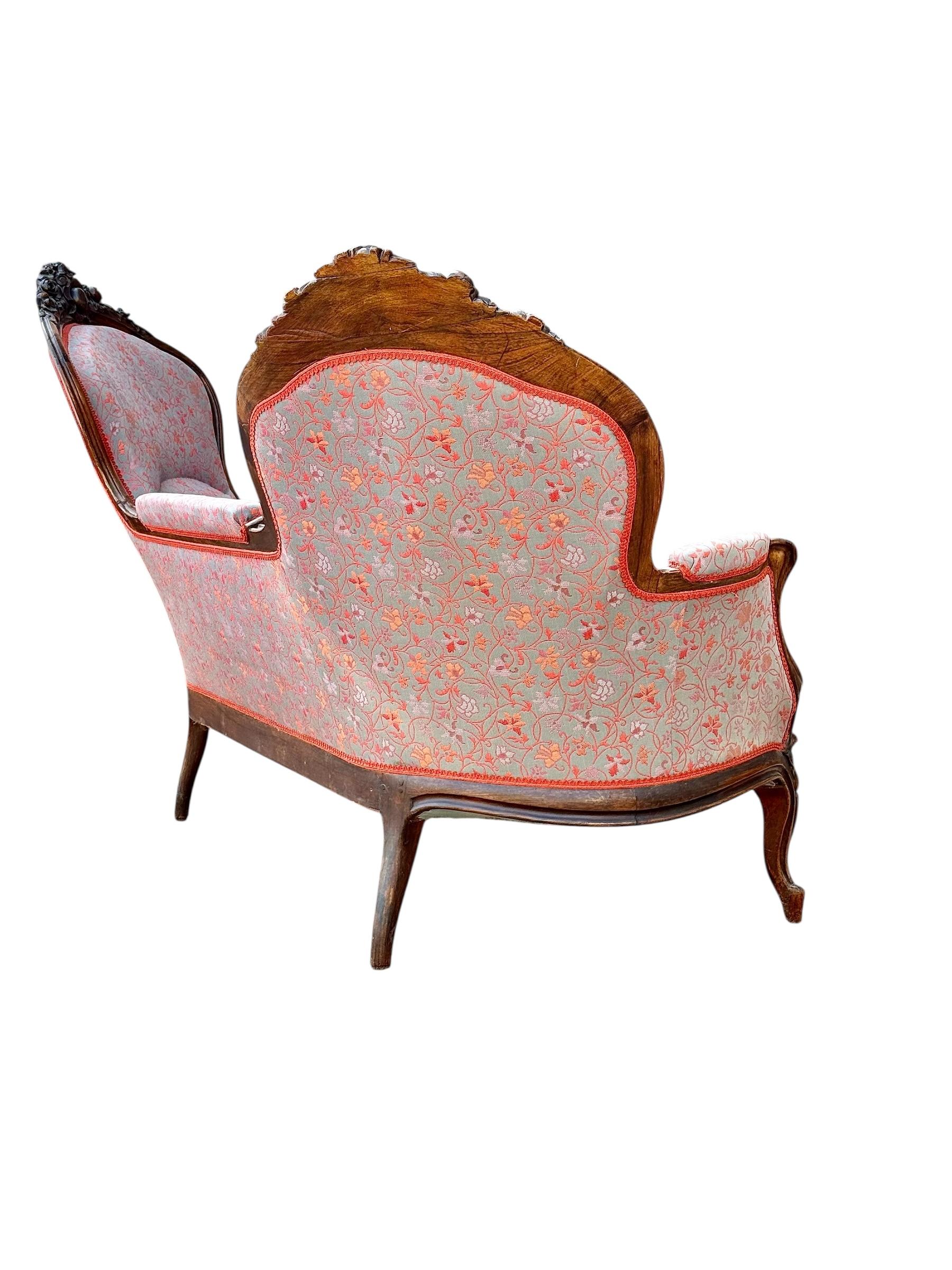 Divano francese in noce intagliato con tappezzeria floreale, 1880 circa in vendita 6