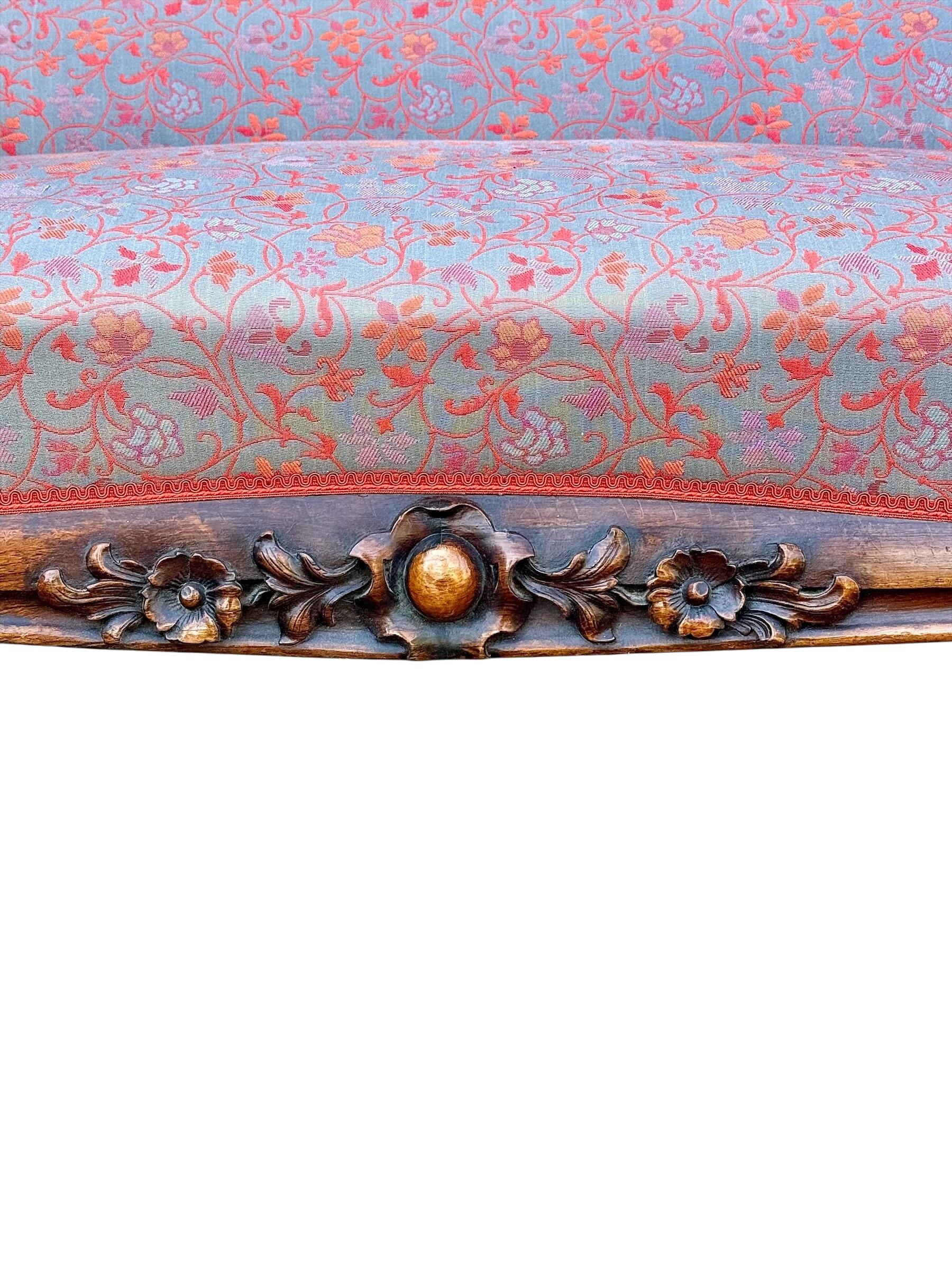 Napoleone III Divano francese in noce intagliato con tappezzeria floreale, 1880 circa in vendita