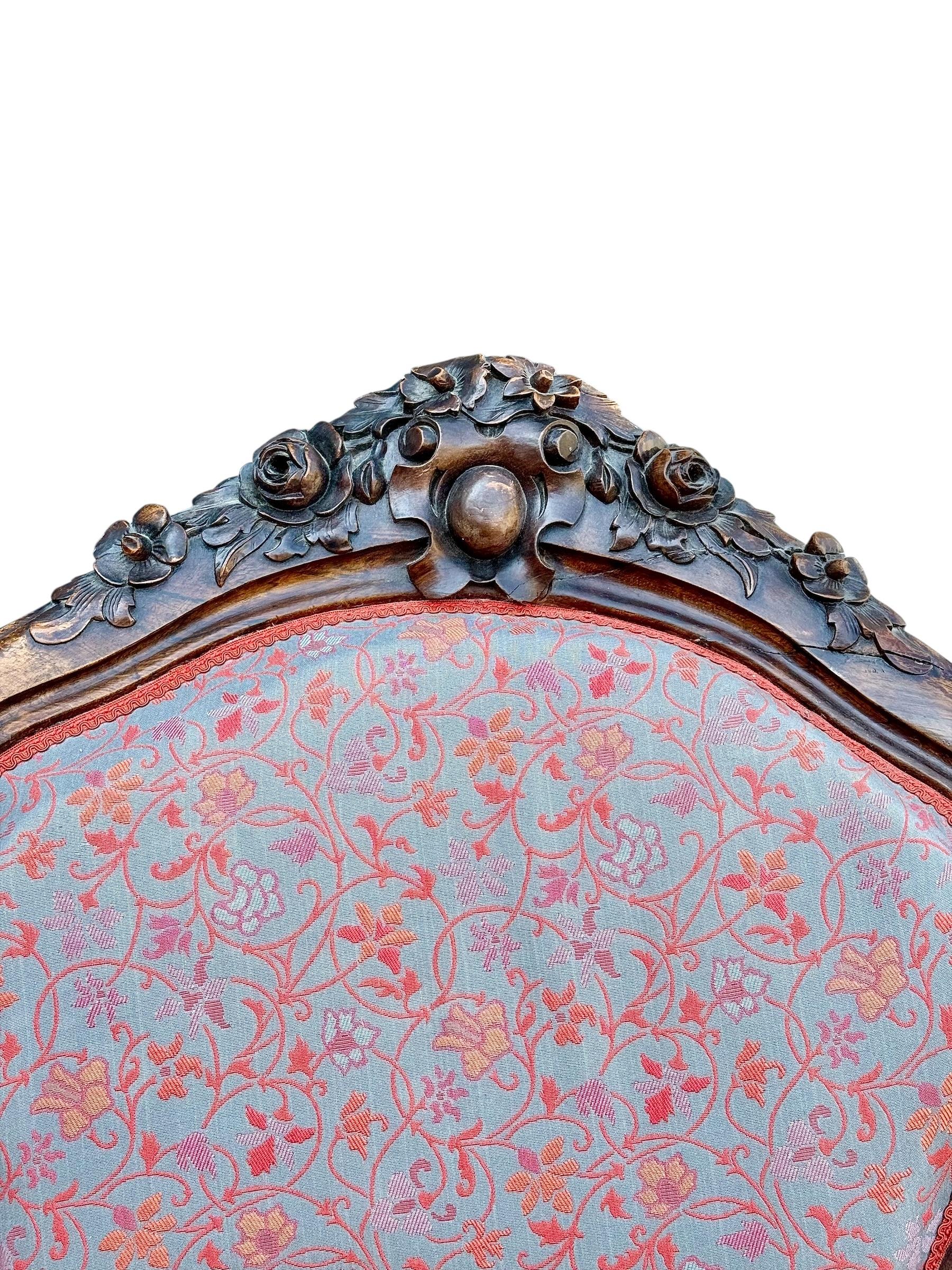 Francese Divano francese in noce intagliato con tappezzeria floreale, 1880 circa in vendita