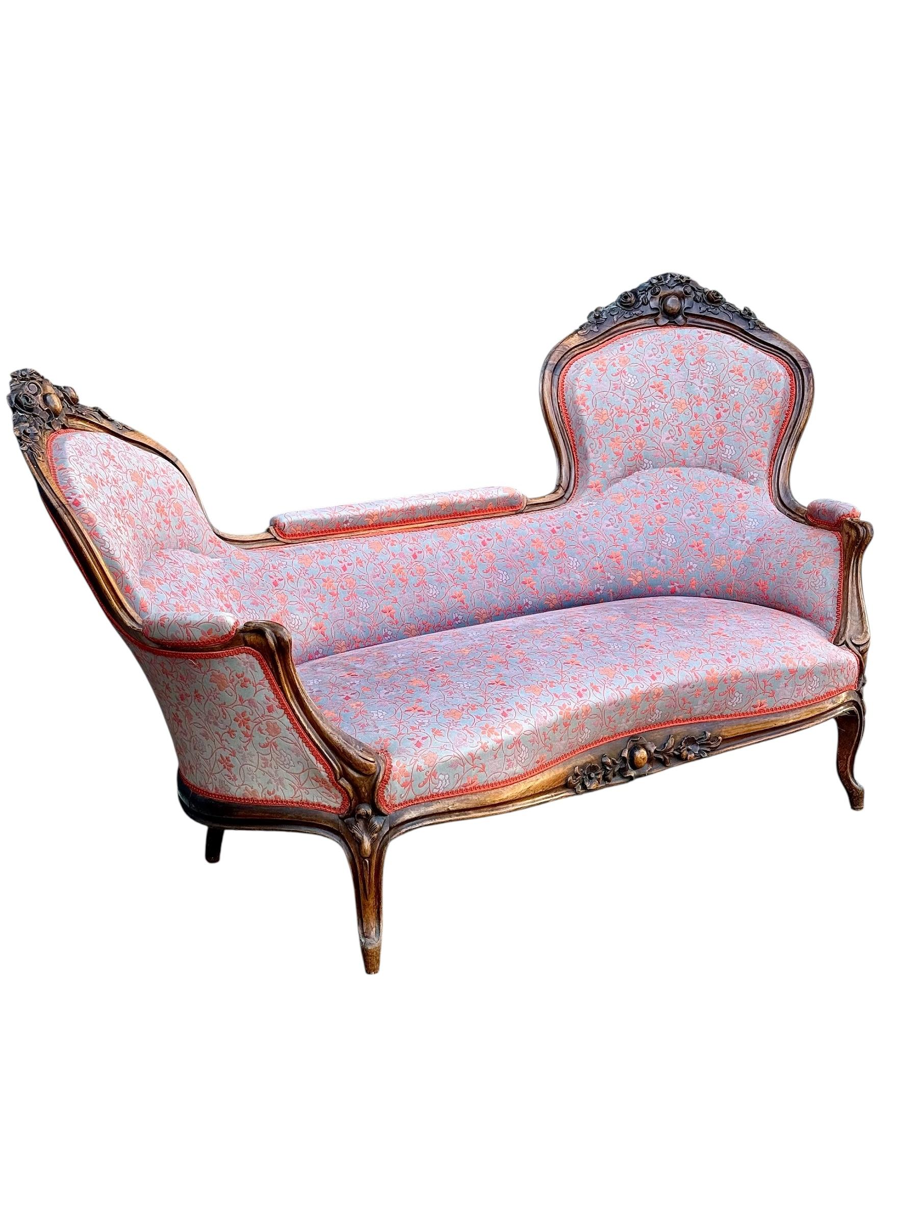 Intagliato a mano Divano francese in noce intagliato con tappezzeria floreale, 1880 circa in vendita