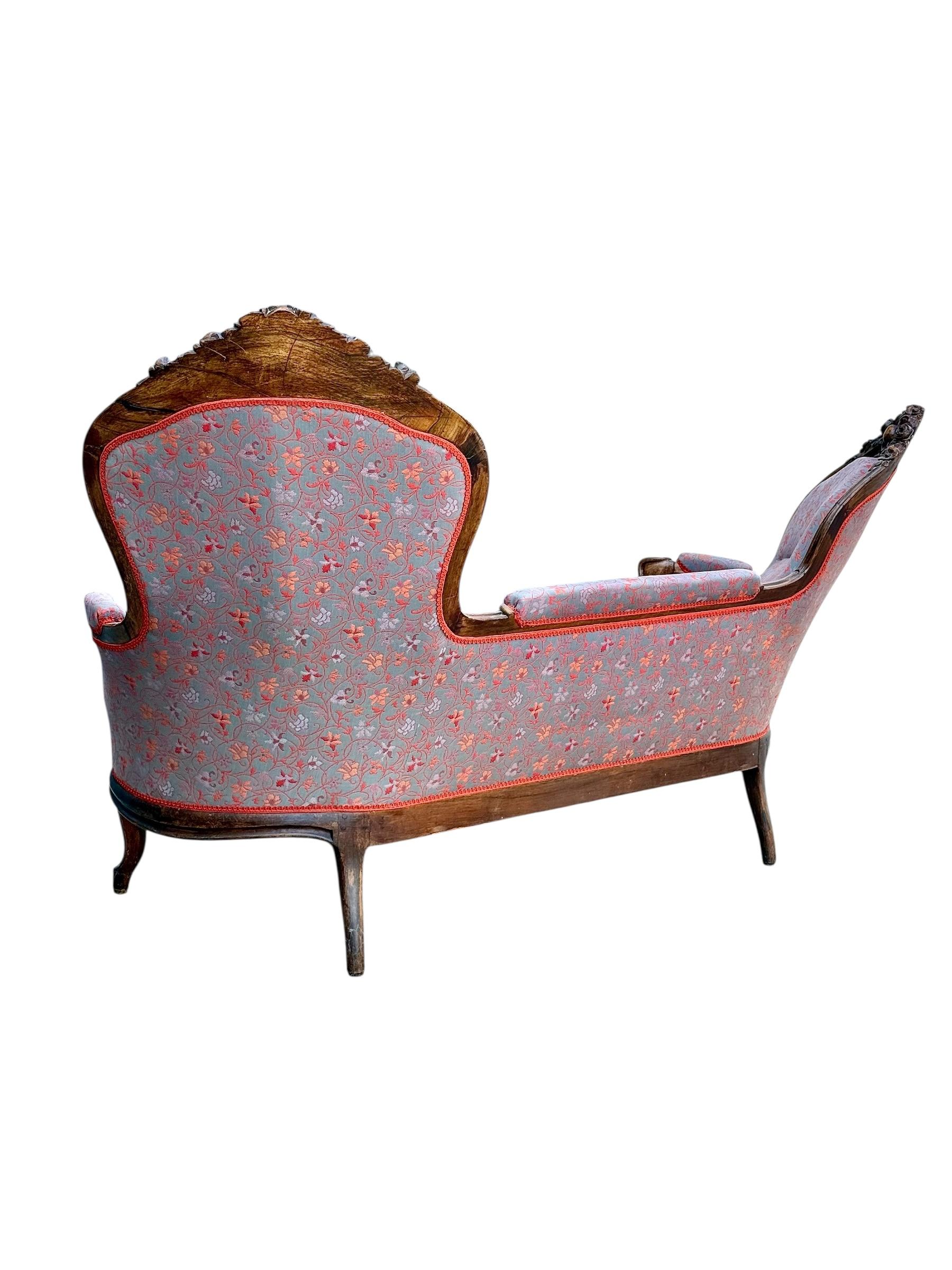 XIX secolo Divano francese in noce intagliato con tappezzeria floreale, 1880 circa in vendita
