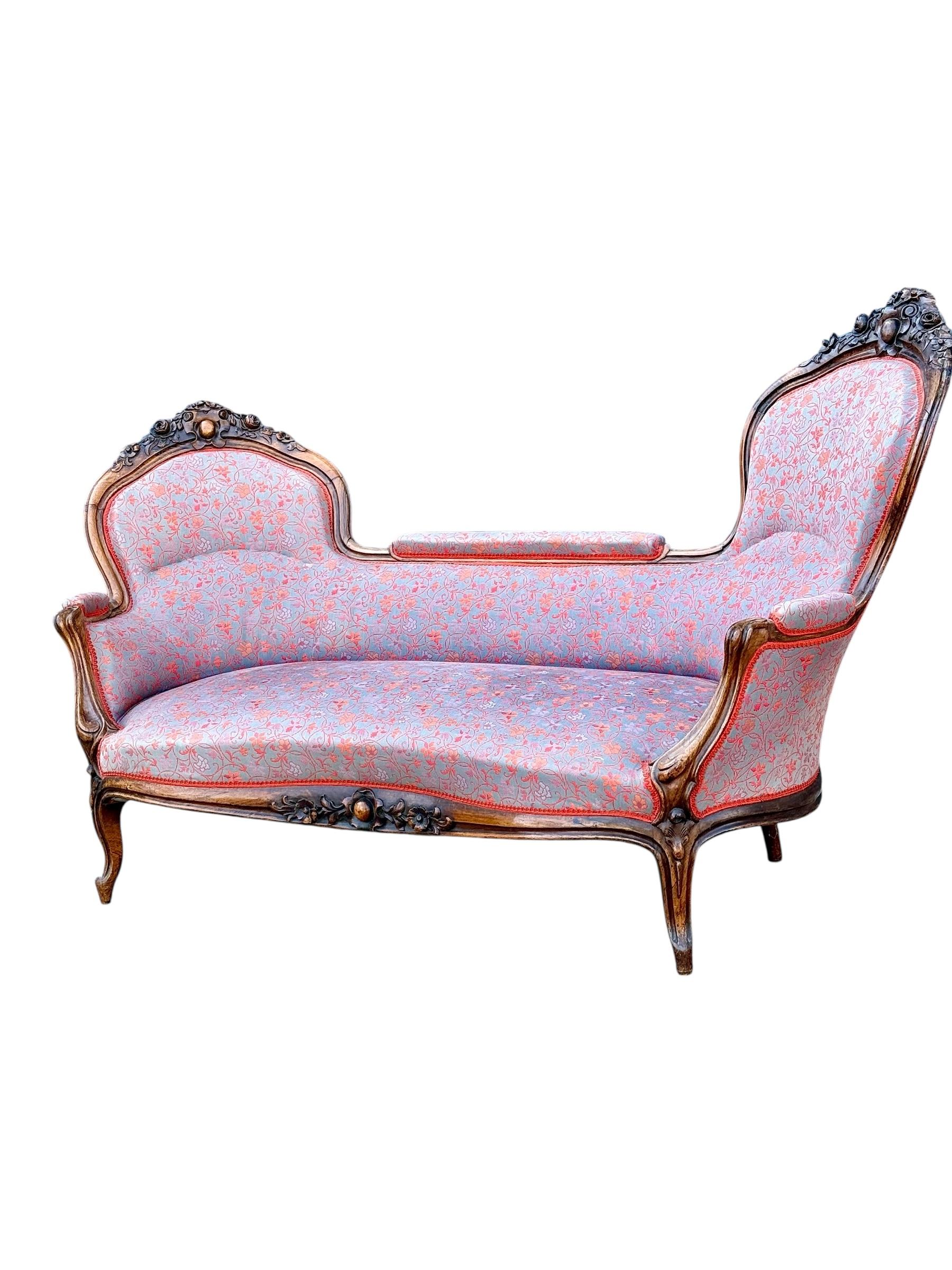 Noce Divano francese in noce intagliato con tappezzeria floreale, 1880 circa in vendita