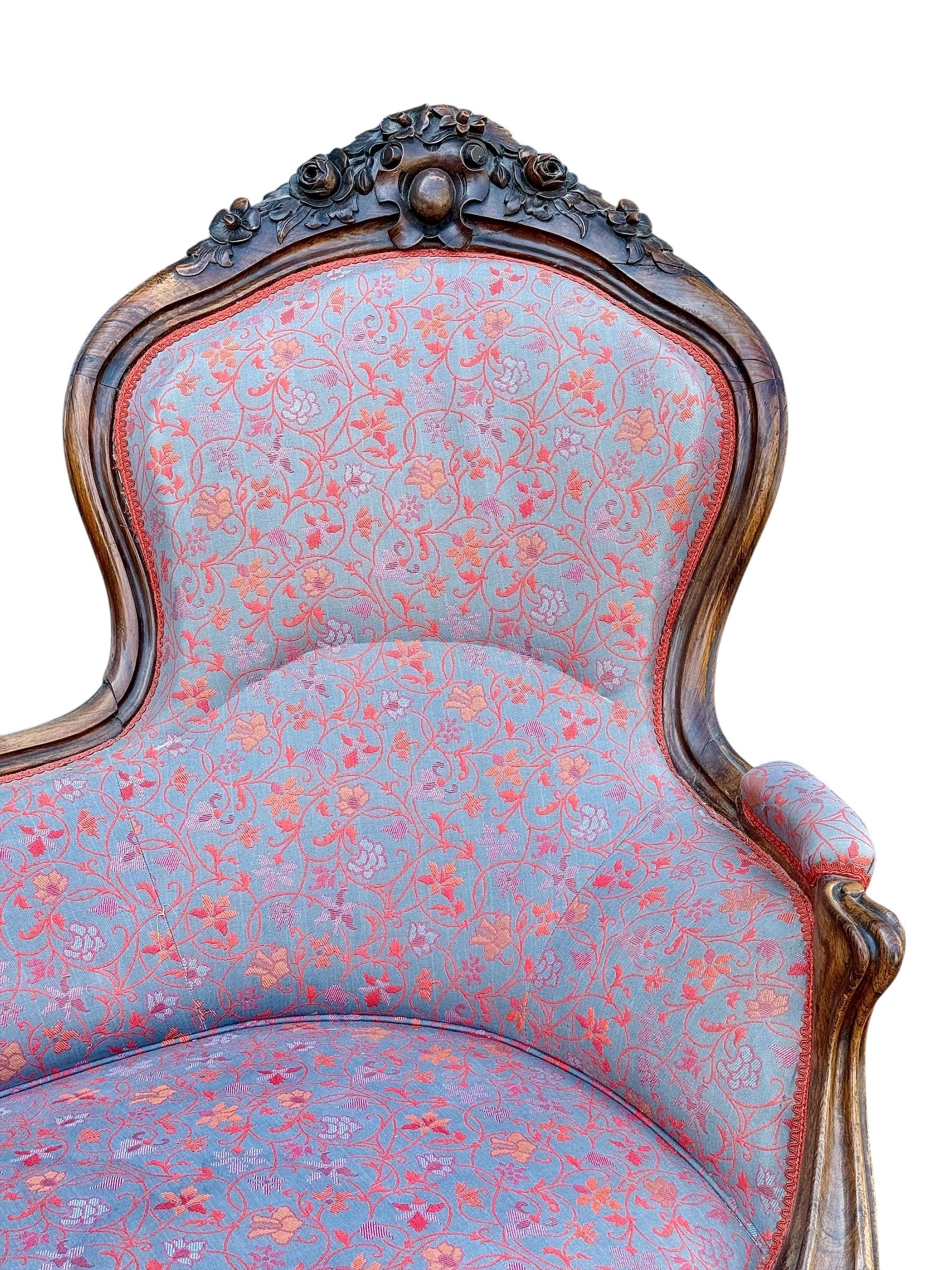 Divano francese in noce intagliato con tappezzeria floreale, 1880 circa in vendita 1