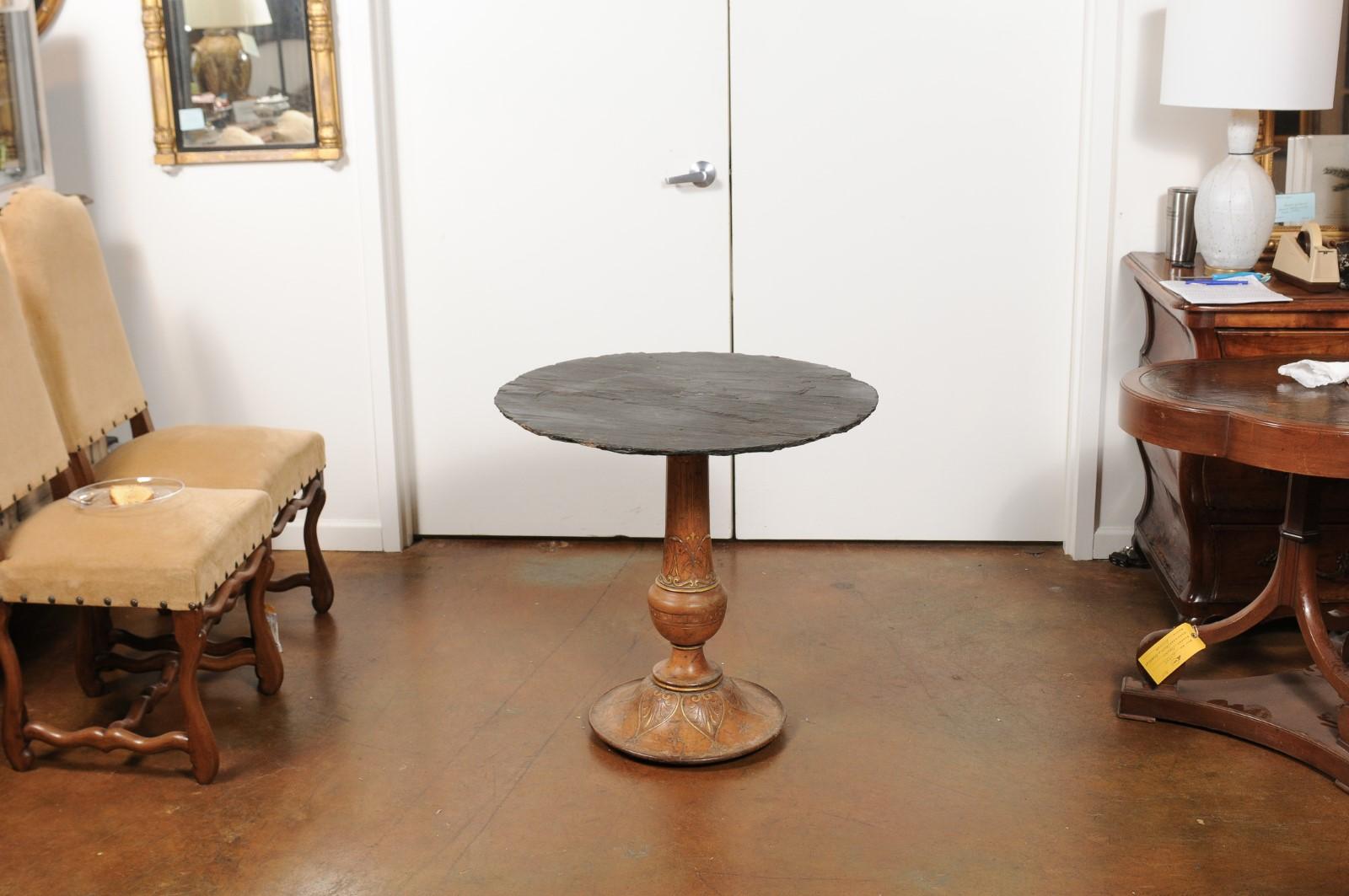 French Carved Wood and Parcel-Gilt Pedestal Side Table with Waterleaf Motifs In Good Condition In Atlanta, GA