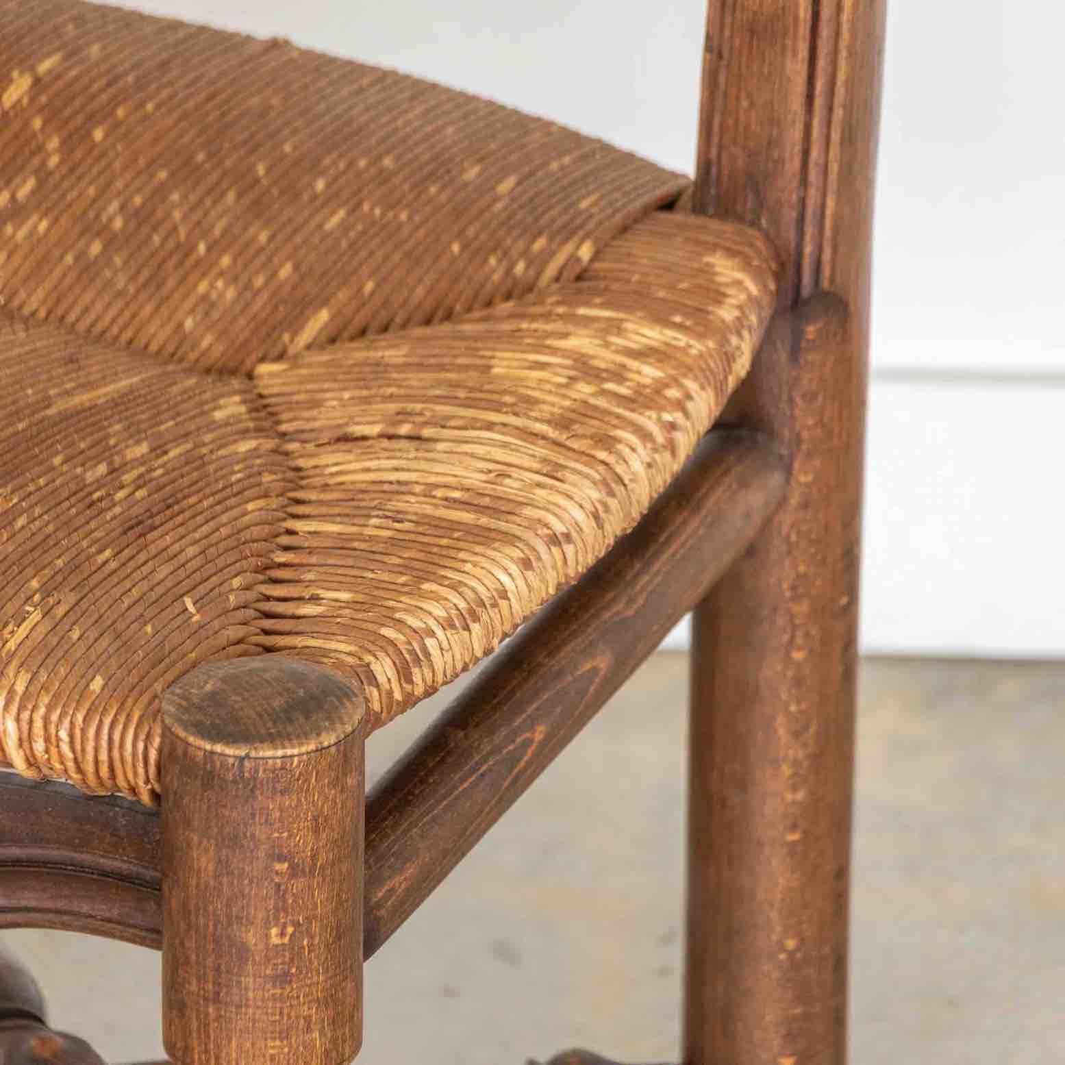 Chaise française en bois sculpté et tissé en vente 4