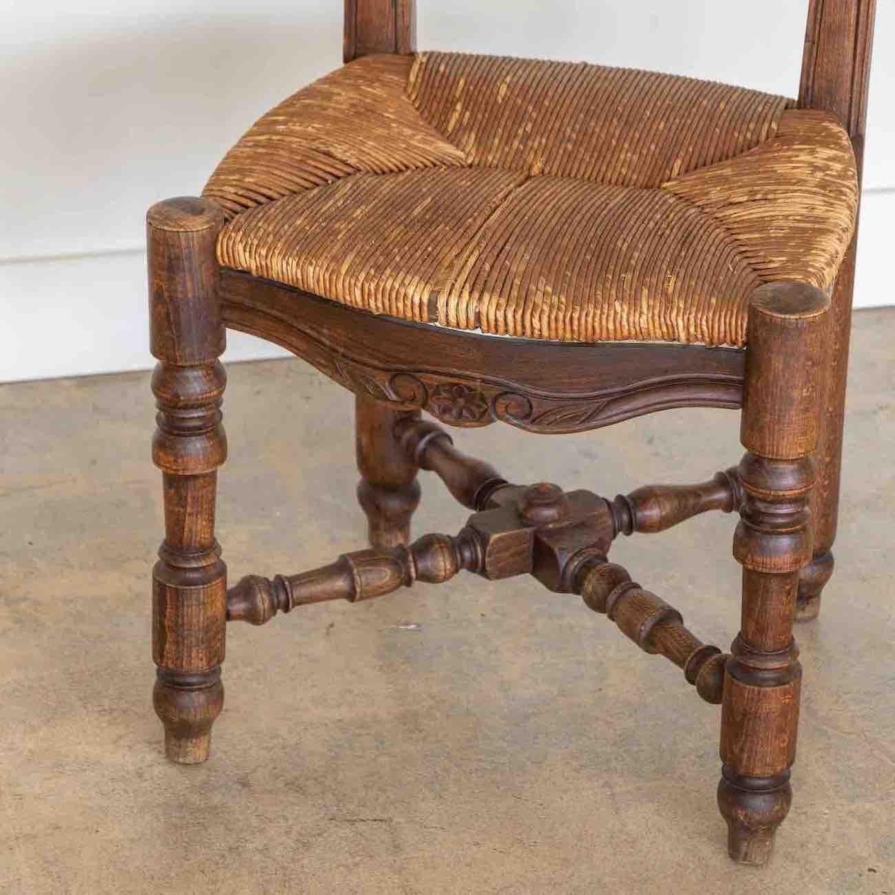 Chaise française en bois sculpté et tissé en vente 5