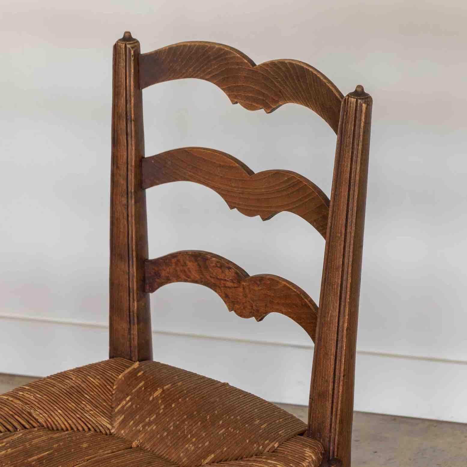 Chaise française en bois sculpté et tissé en vente 6