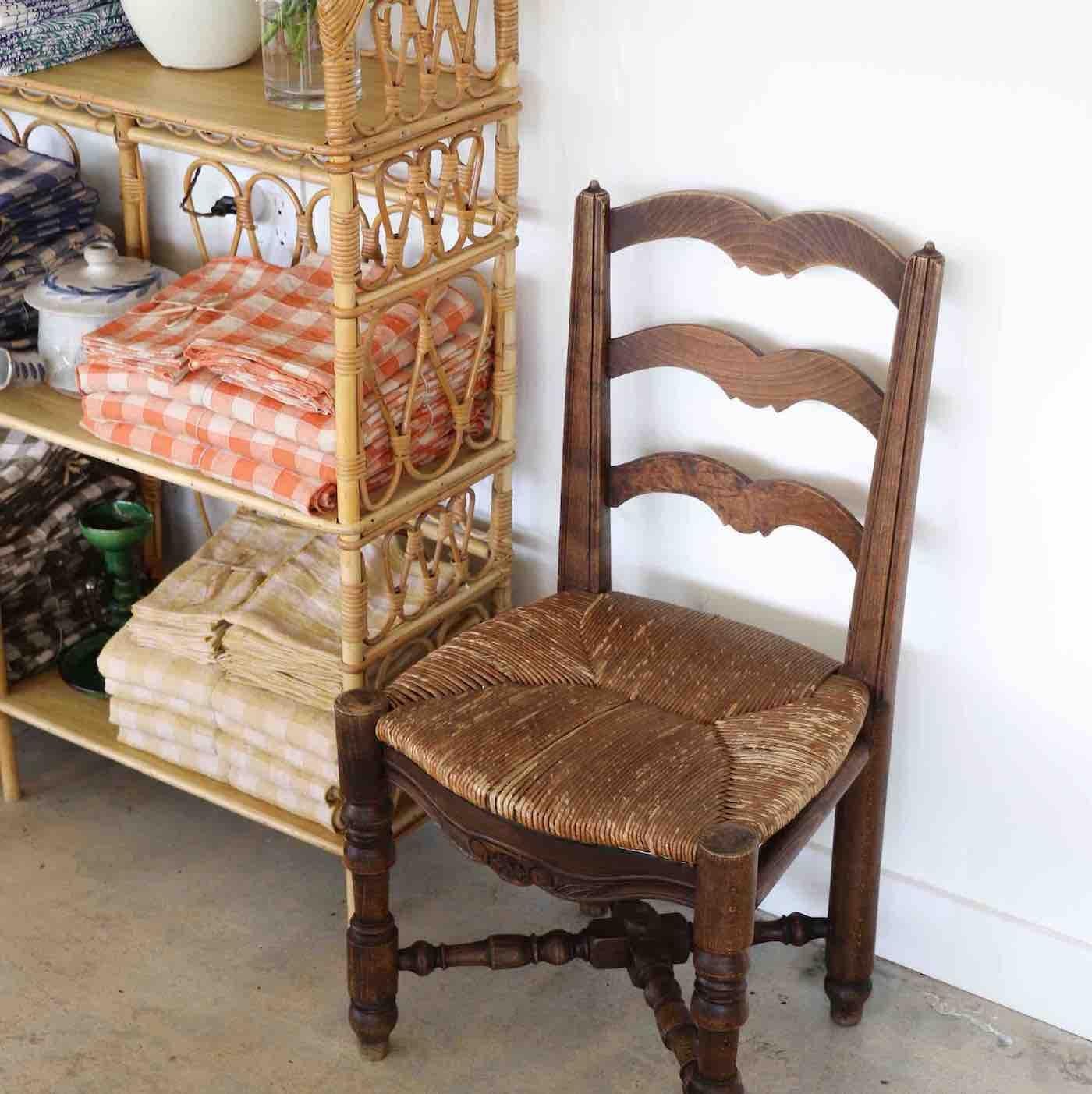 Français Chaise française en bois sculpté et tissé en vente