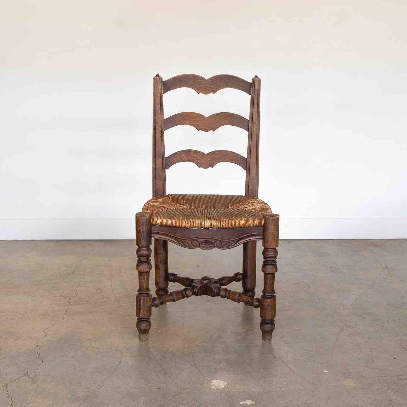 Chaise française en bois sculpté et tissé Bon état - En vente à Los Angeles, CA