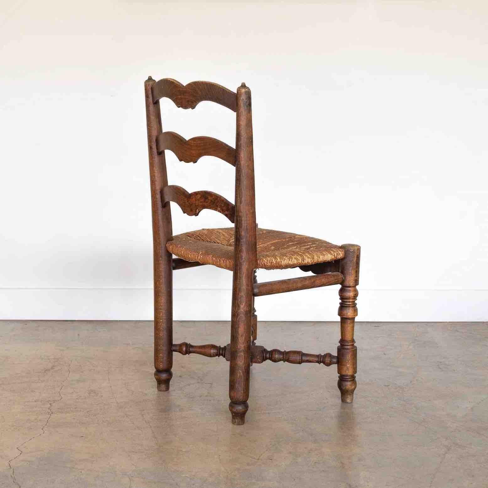 Jonc Chaise française en bois sculpté et tissé en vente