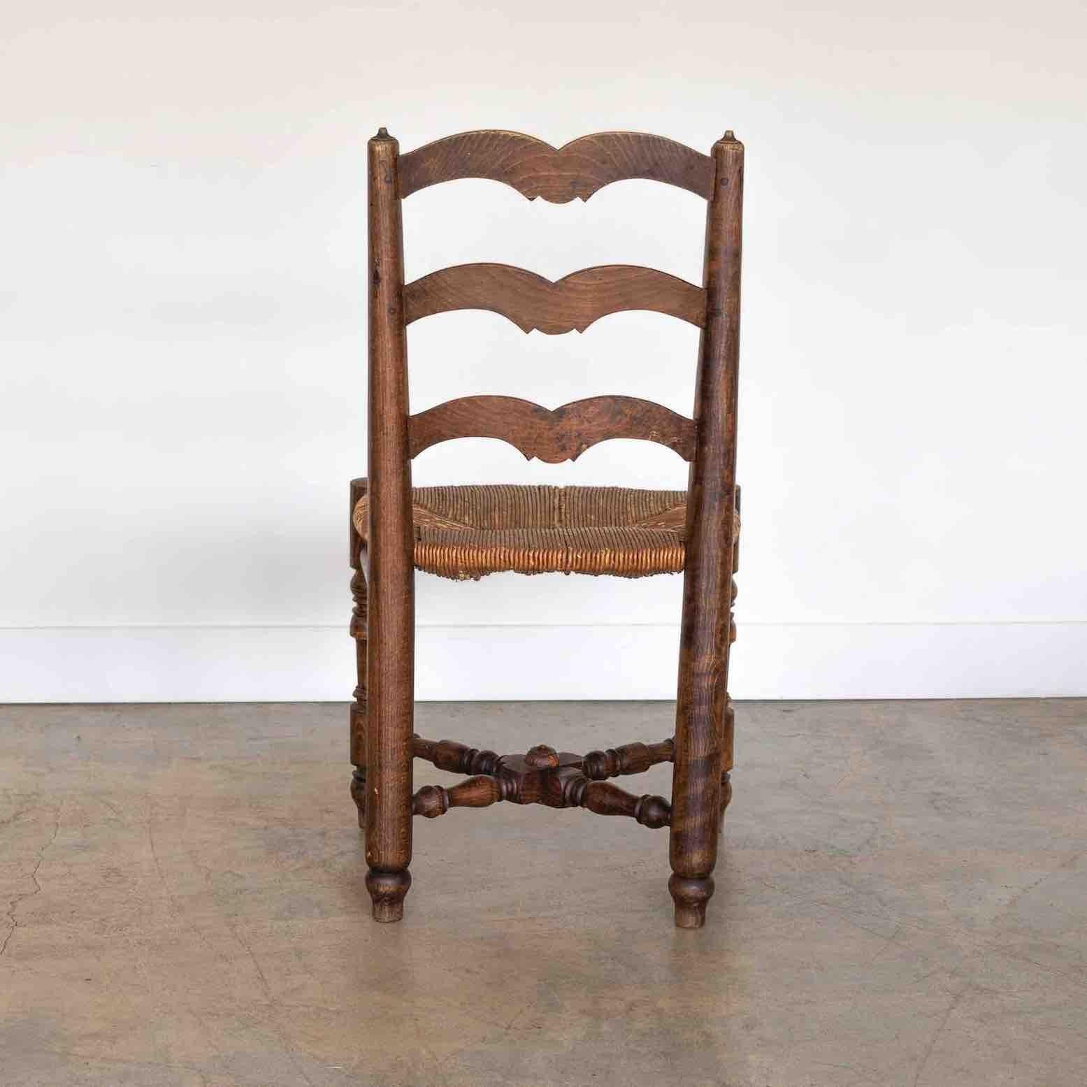 Chaise française en bois sculpté et tissé en vente 1