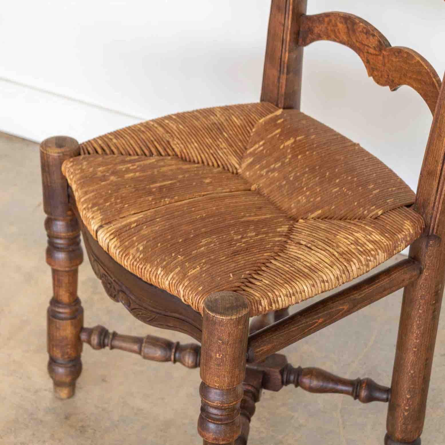 Chaise française en bois sculpté et tissé en vente 2