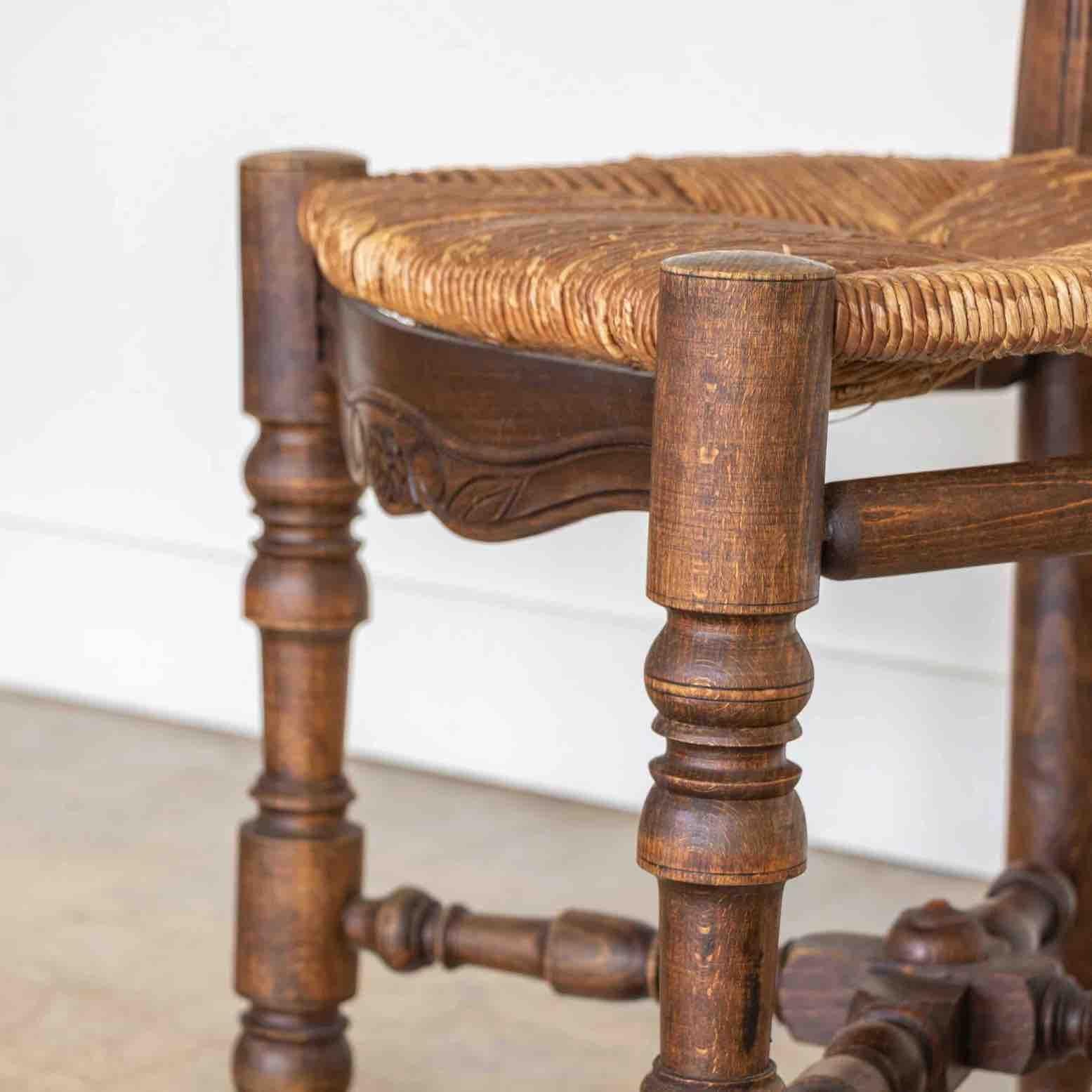 Chaise française en bois sculpté et tissé en vente 3