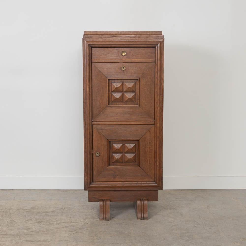 Incredibile mobile bar in legno intagliato di Charles Dudouyt, Francia, anni '40. Bellissimo dettaglio geometrico quadrato intagliato su due ante anteriori e un cassetto superiore per riporre gli oggetti. Cerniere e ferramenta originali con chiavi