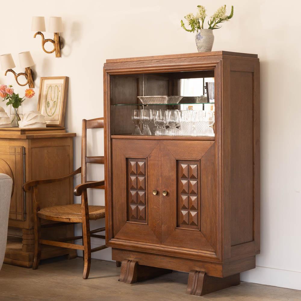 Français Meuble de bar français sculpté par Charles Dudouyt en vente