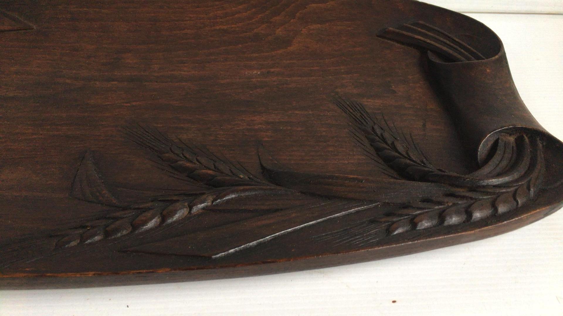 French carved wood bread platter with ear of wheat, circa 1900.
Measures: Lenght / 23.5 inches, large / 10.7 inches, height / 1.5 inches.