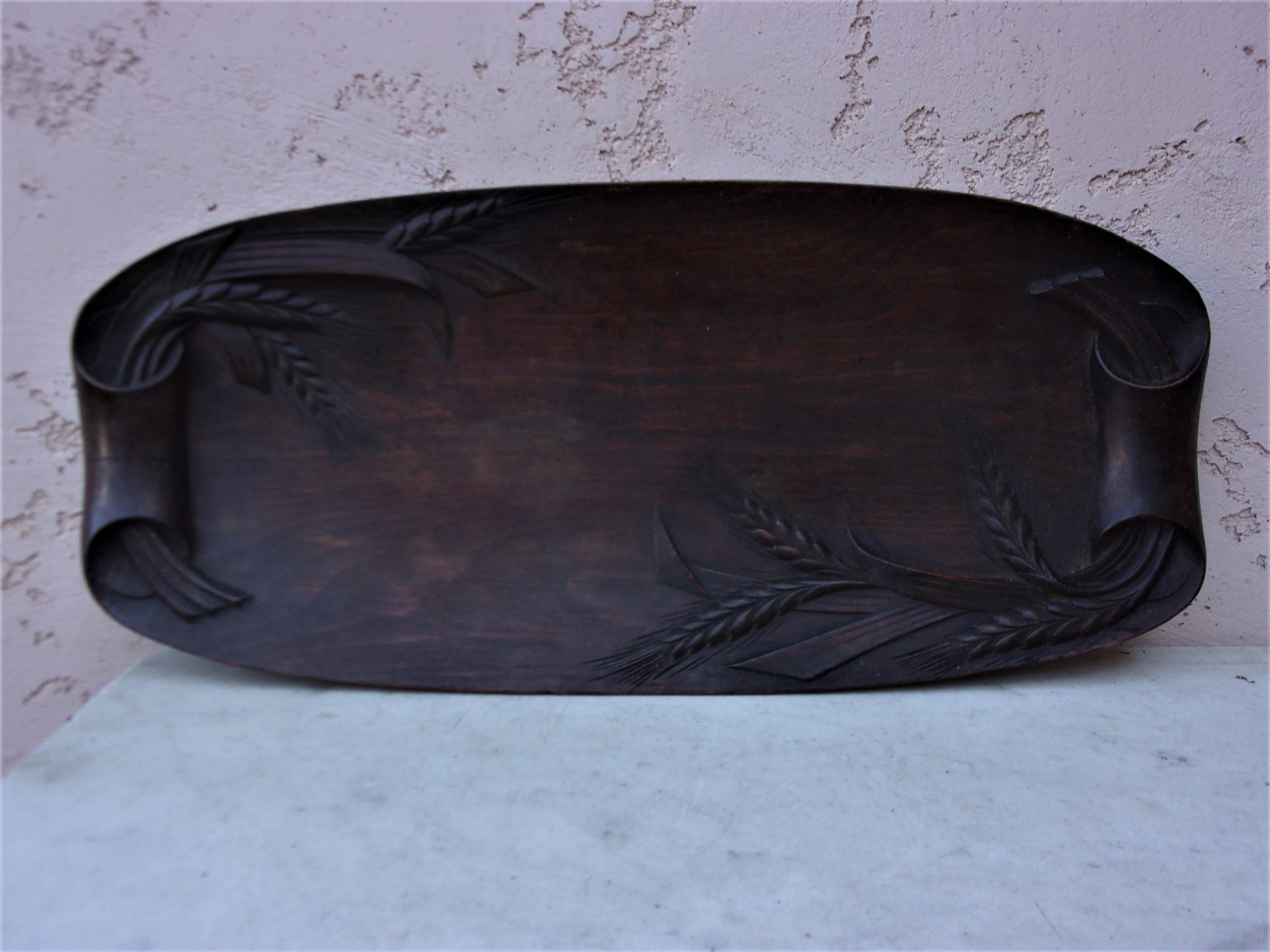 Large French Carved Wood Bread Platter with Ear of Wheat, circa 1900 In Good Condition For Sale In Austin, TX