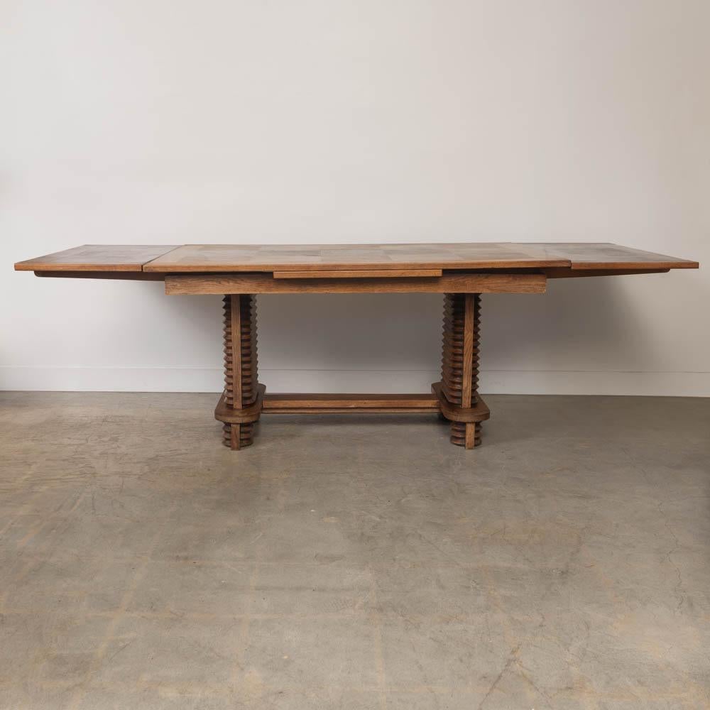 Französisch geschnitzt Wood Brutalist Tisch von Charles Dudouyt (20. Jahrhundert) im Angebot