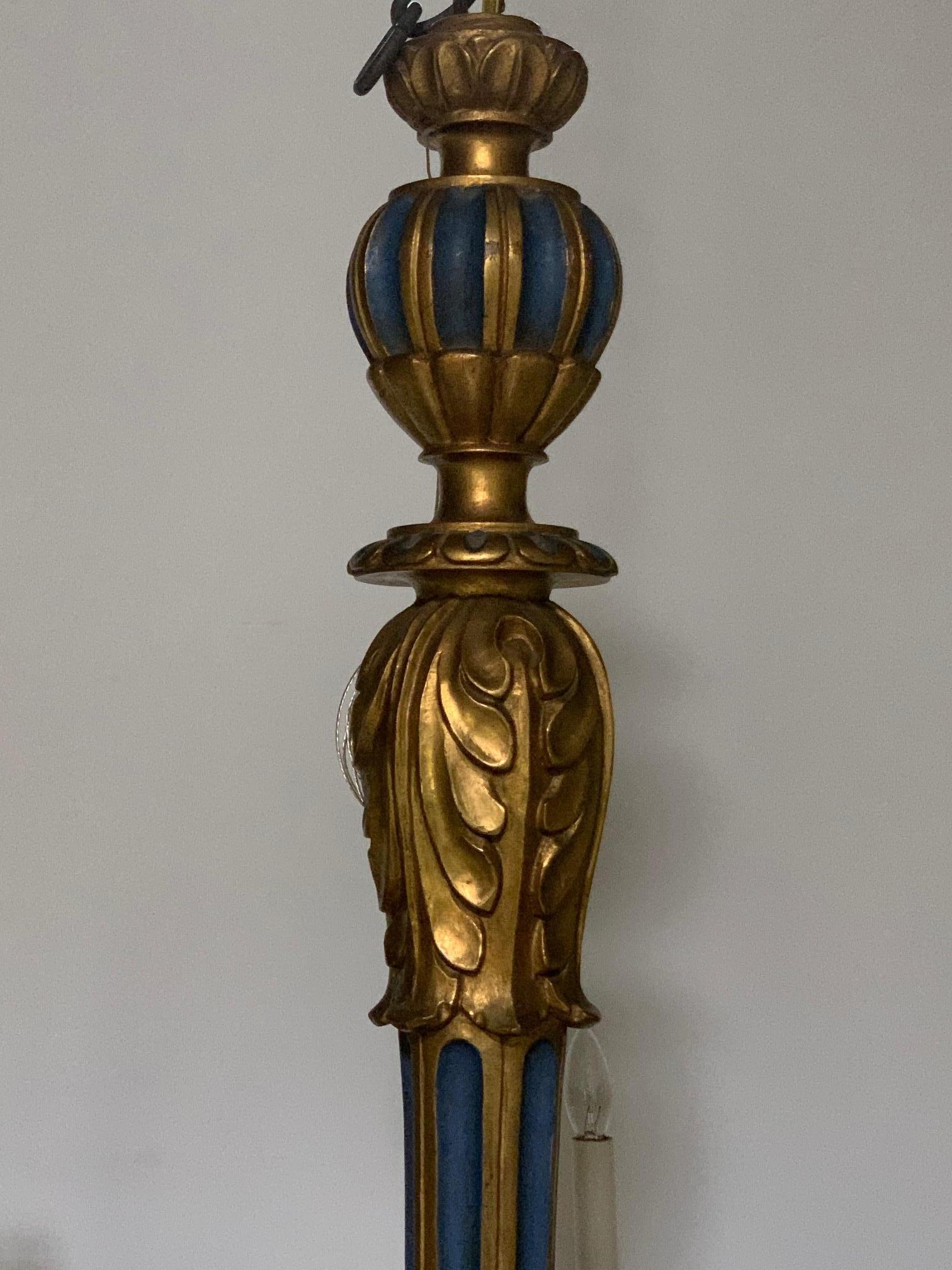 Französischer geschnitzter Holzkronleuchter mit Blattgold und blauer Lackierung (Neoklassisch) im Angebot