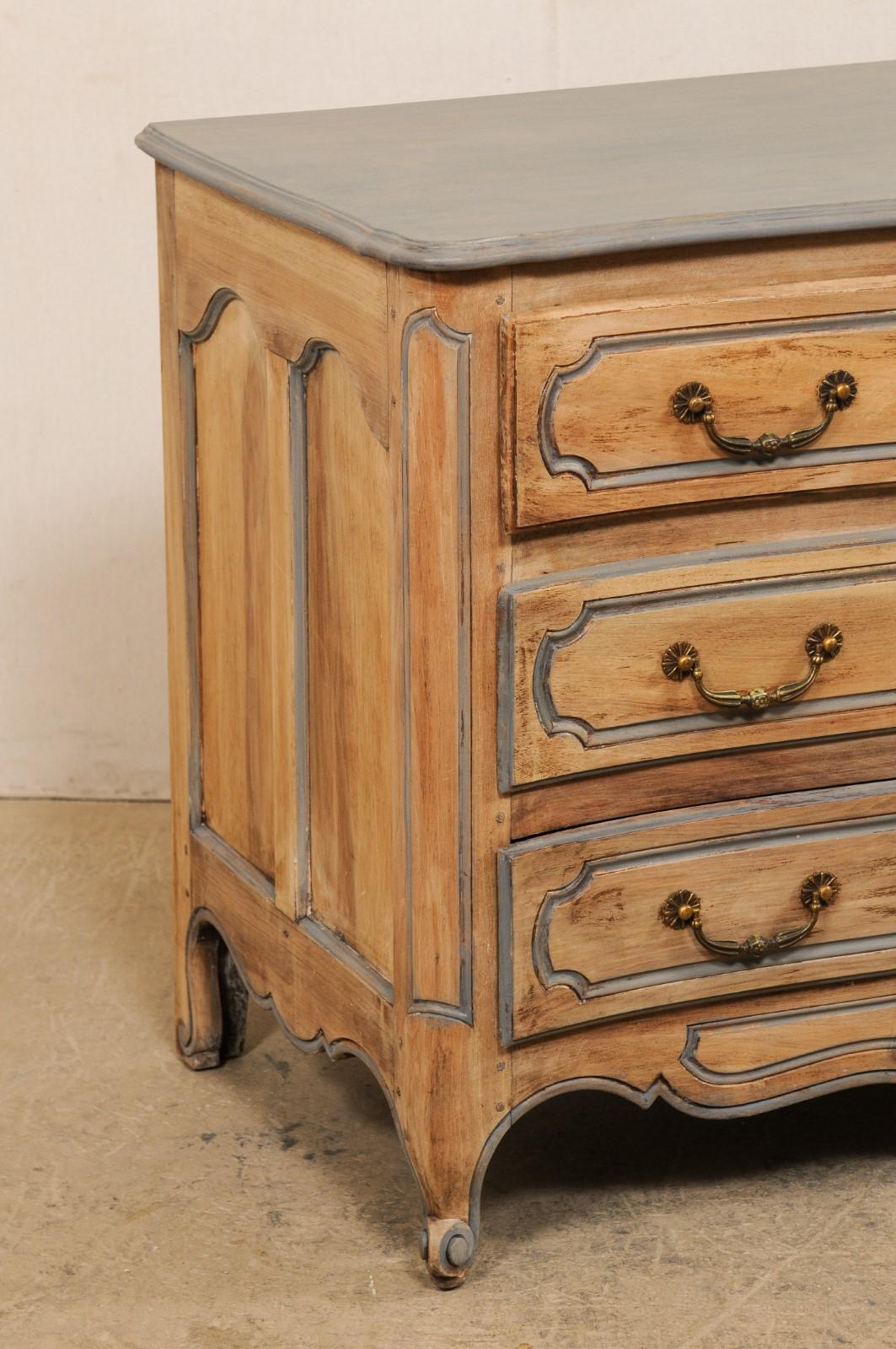 Français Coffre en bois sculpté français avec jupe et pieds cabriole en vente