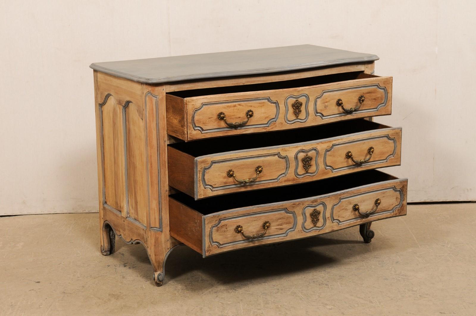 20ième siècle Coffre en bois sculpté français avec jupe et pieds cabriole en vente