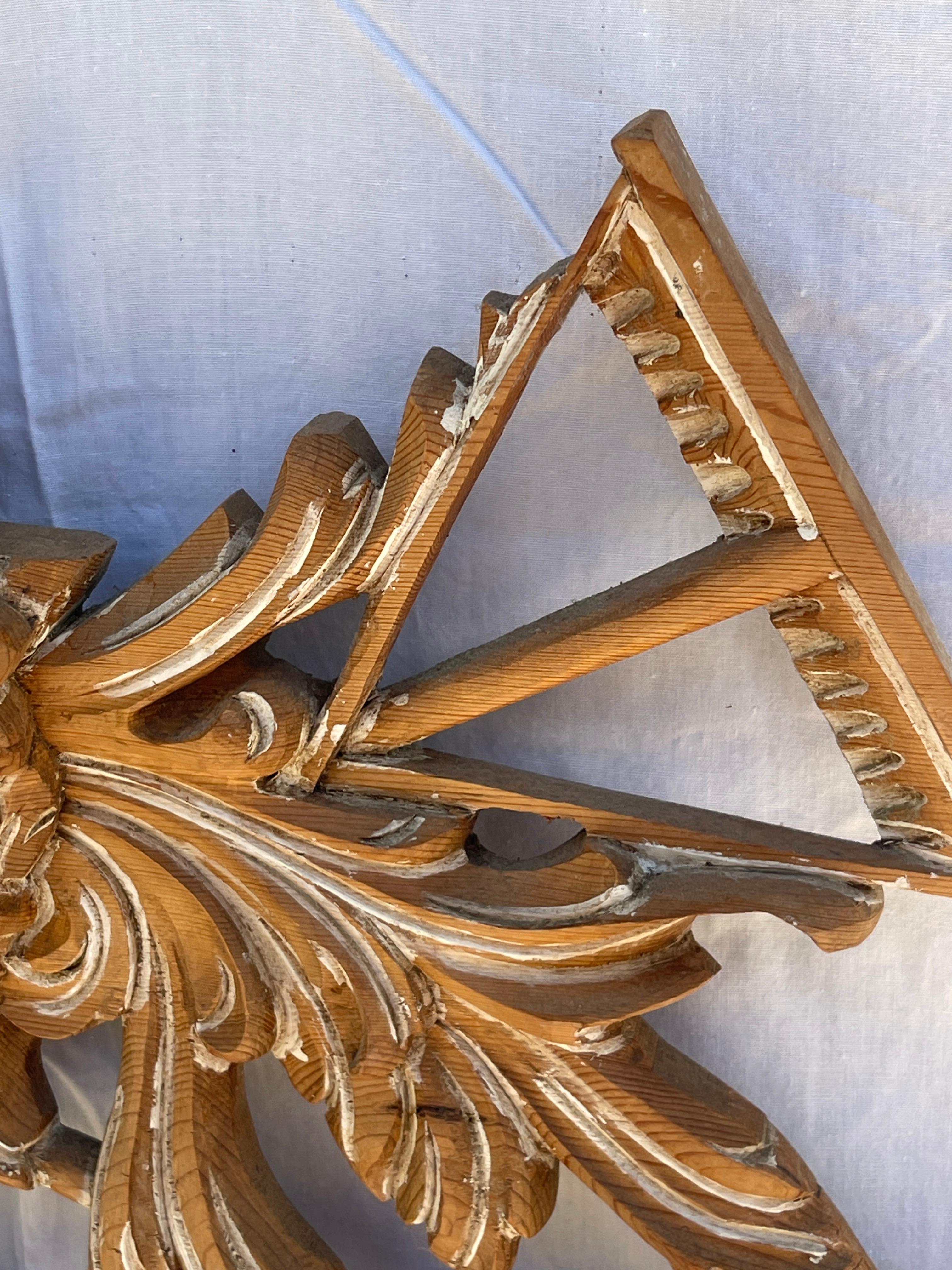 Scolpito alla francese  Specchio da camino in Wood con cesto e attrezzi da giardino in vendita 3