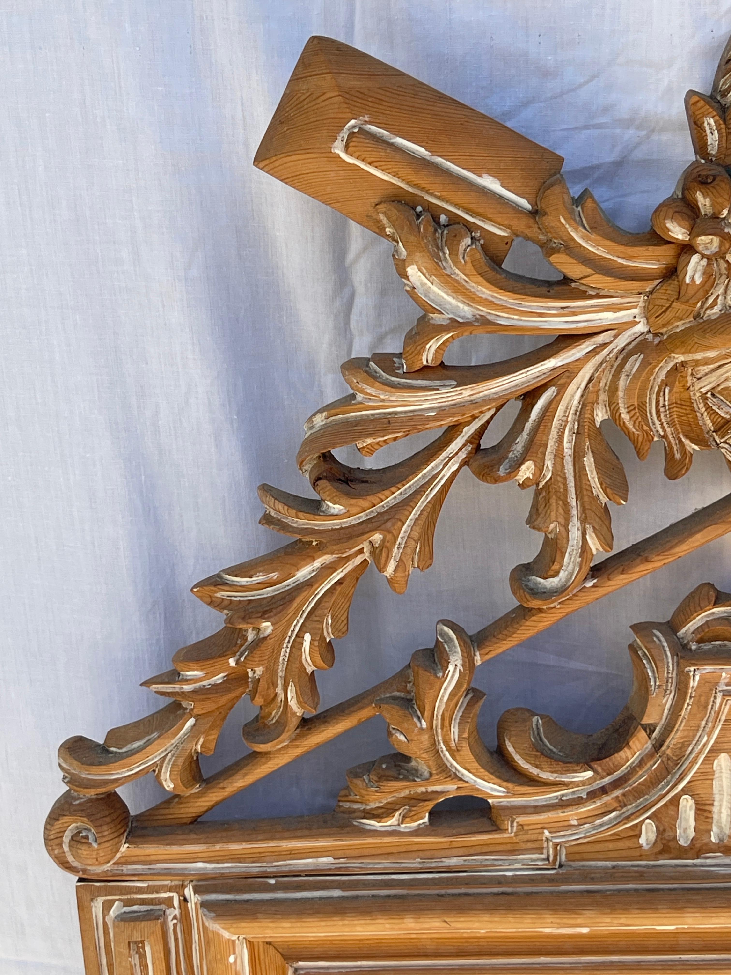 Scolpito alla francese  Specchio da camino in Wood con cesto e attrezzi da giardino in vendita 5