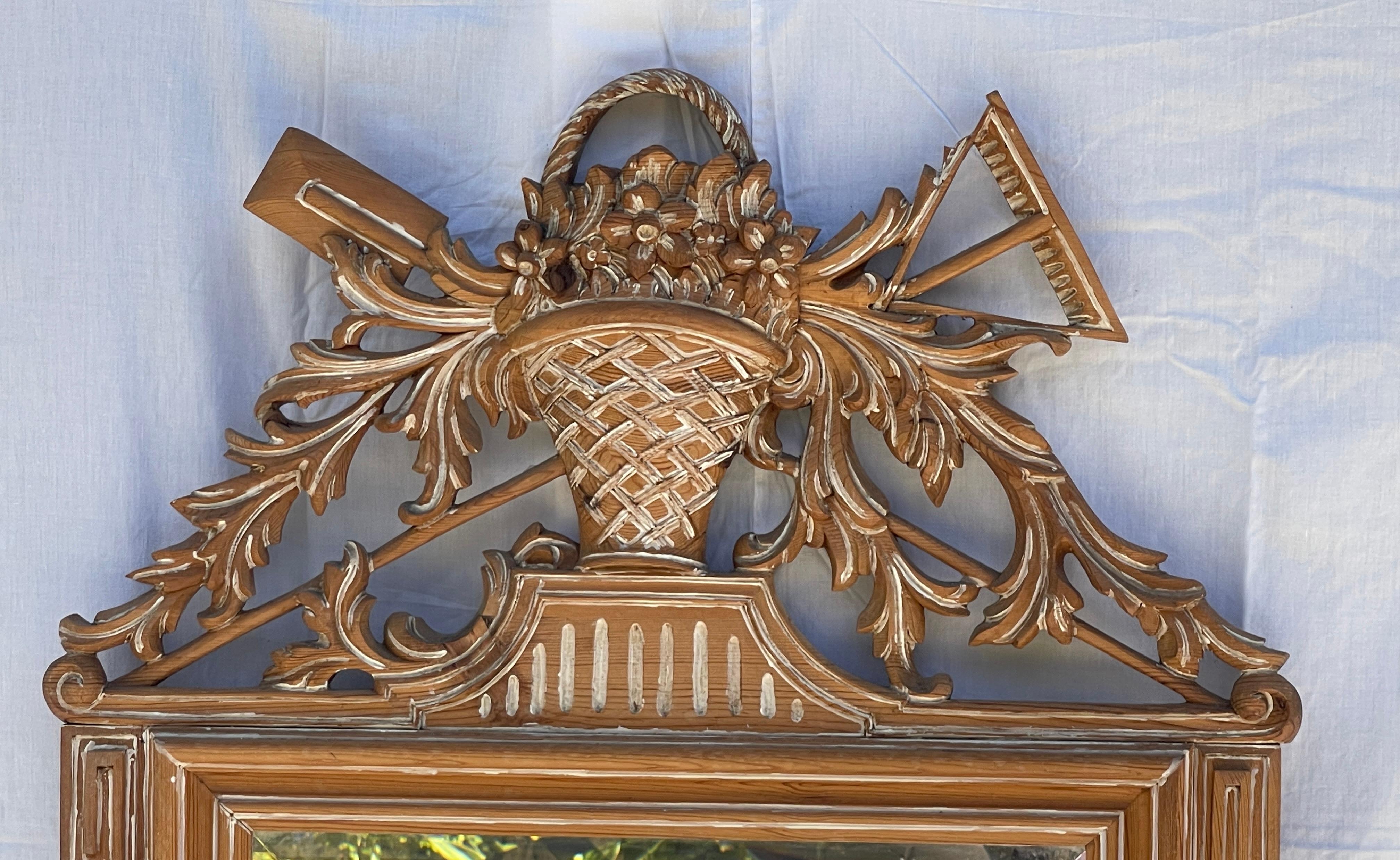 Scolpito alla francese  Specchio da camino in Wood con cesto e attrezzi da giardino in vendita 7