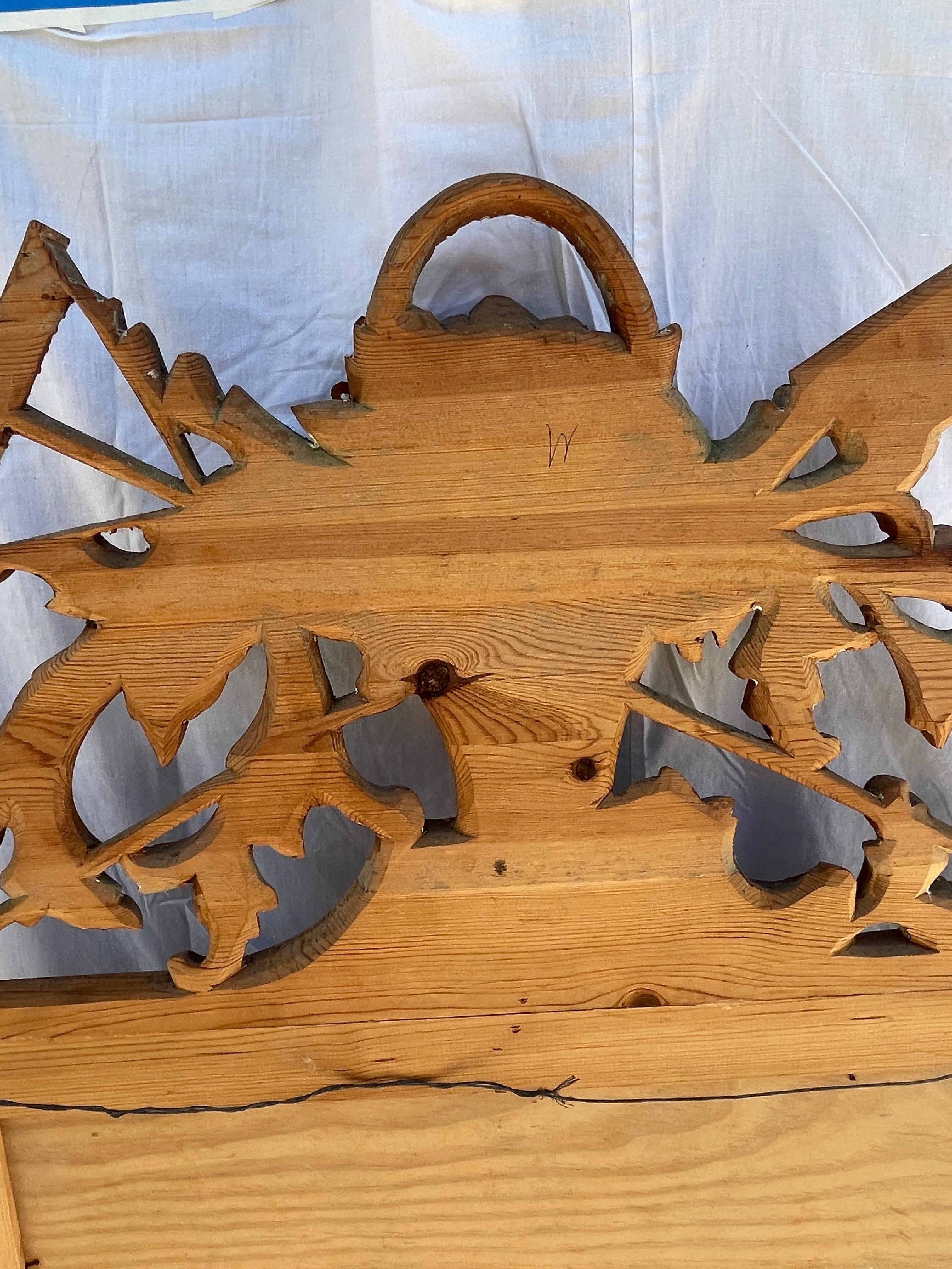 Scolpito alla francese  Specchio da camino in Wood con cesto e attrezzi da giardino in vendita 10