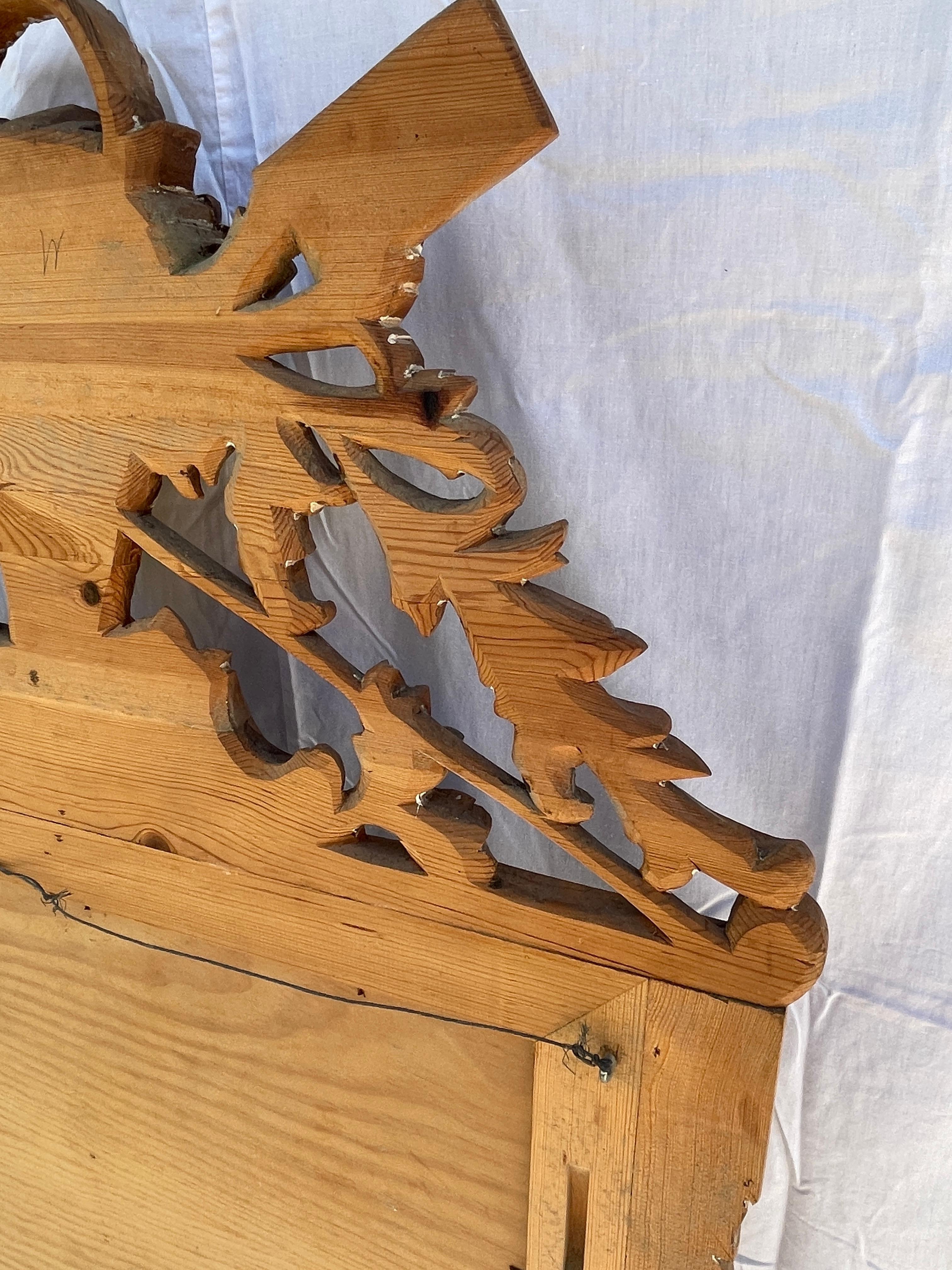 Scolpito alla francese  Specchio da camino in Wood con cesto e attrezzi da giardino in vendita 11