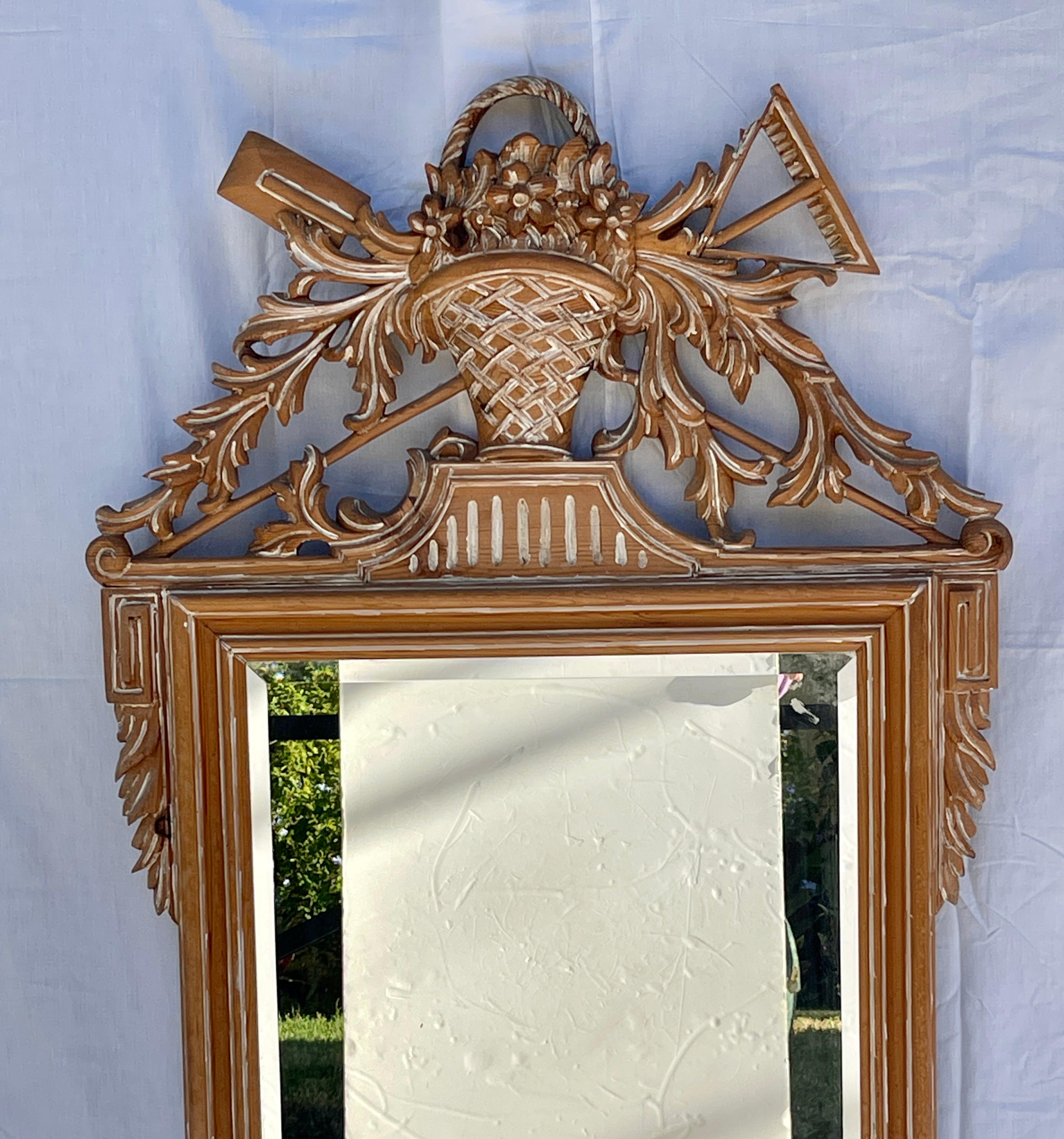 È appena arrivato questo affascinante specchio da camino in legno intagliato in stile provinciale francese del 18° secolo con attrezzi da giardino e cesto.
Questo specchio è in legno sbiancato, molto naturale, con resti di vernice Wood in tutti i