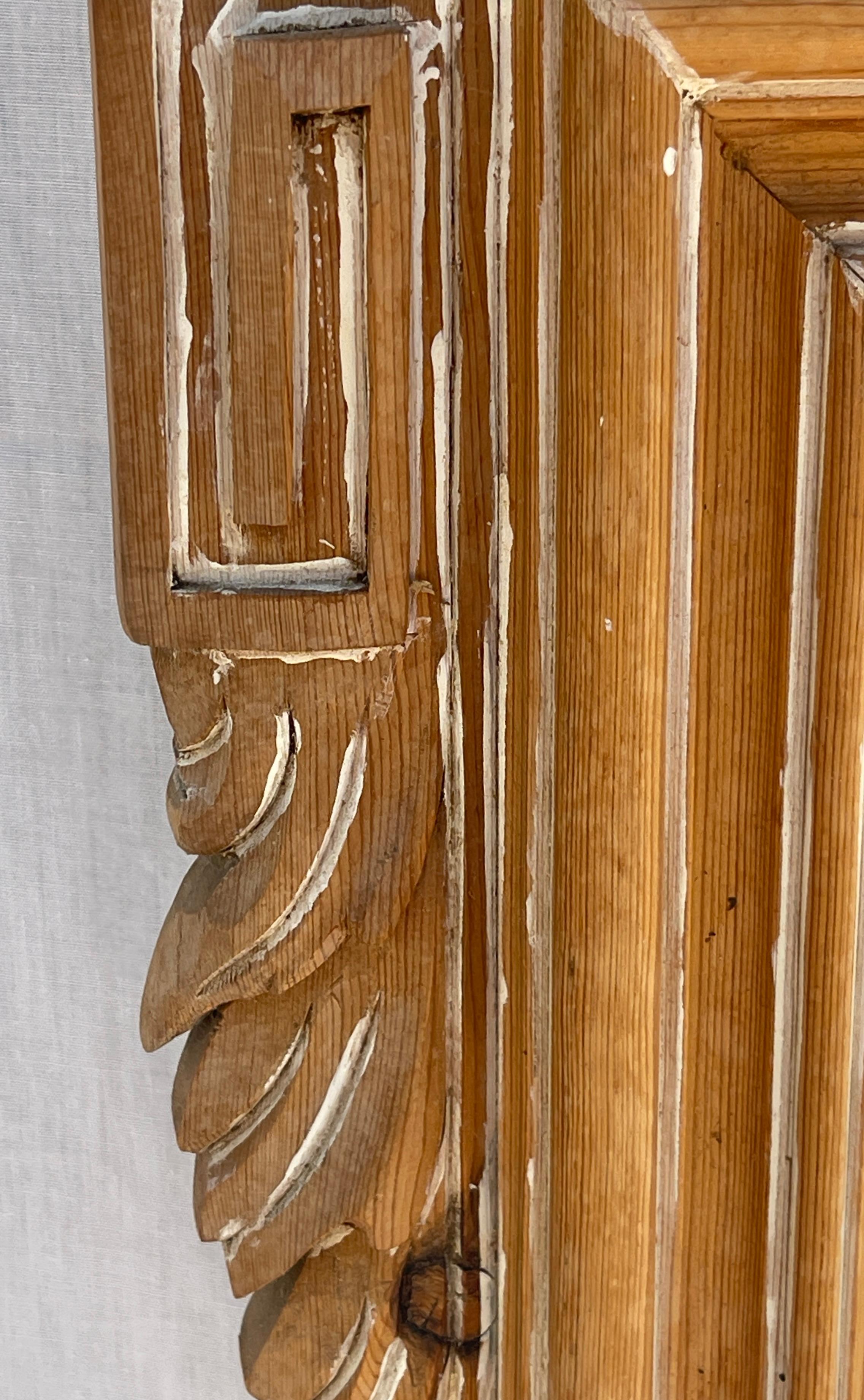 Legno Scolpito alla francese  Specchio da camino in Wood con cesto e attrezzi da giardino in vendita