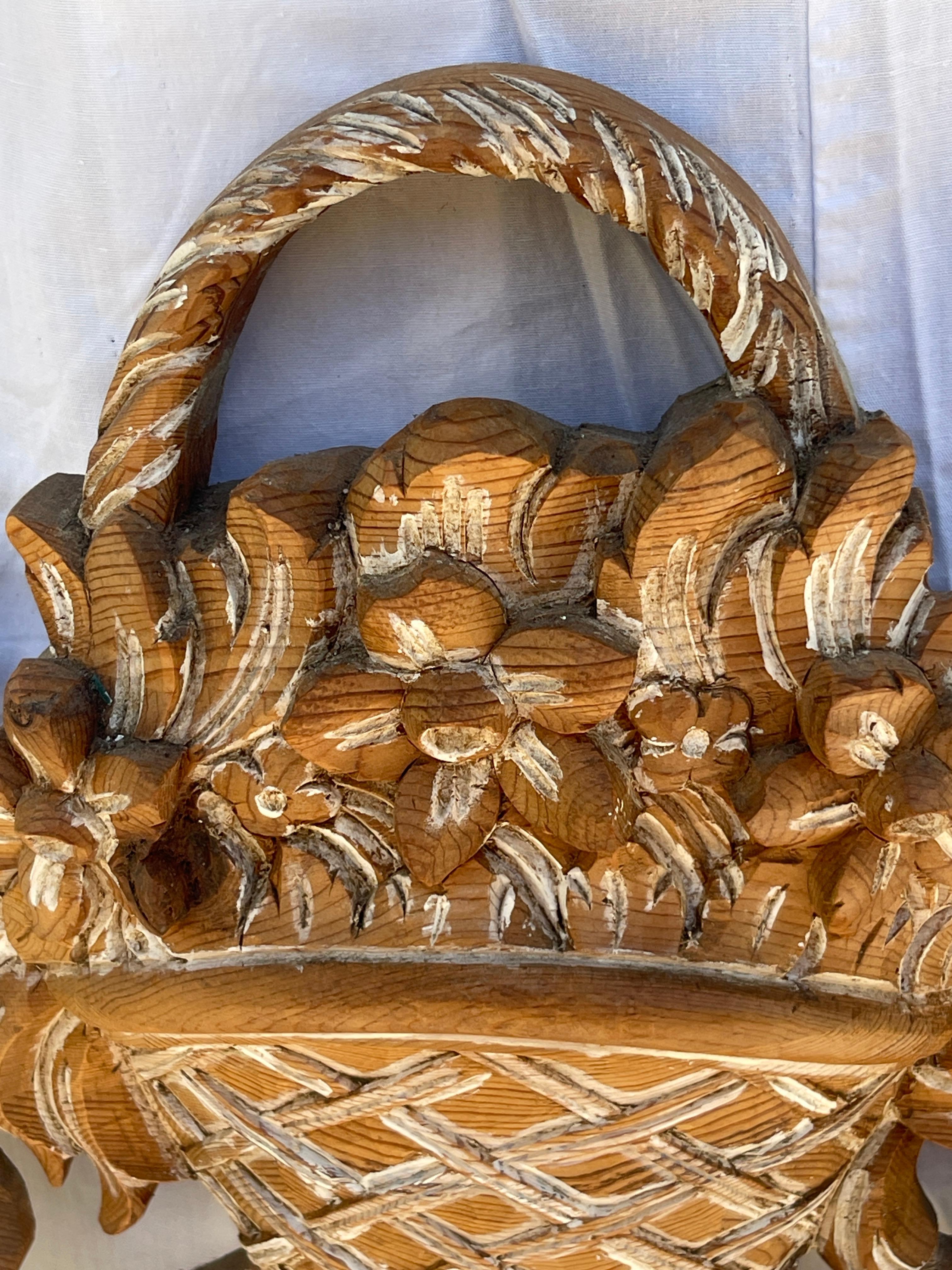 Scolpito alla francese  Specchio da camino in Wood con cesto e attrezzi da giardino in vendita 1
