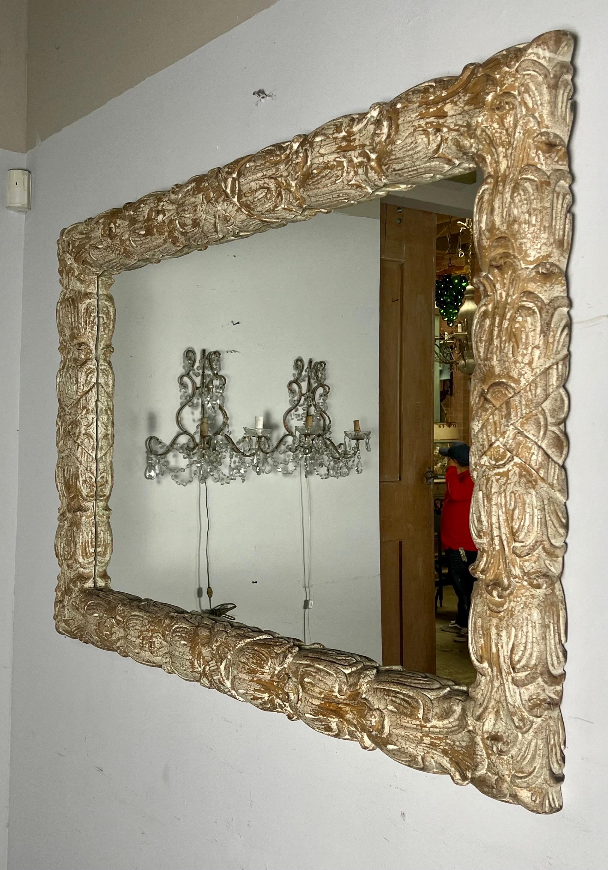 Miroir en bois sculpté français avec finition craquelée personnalisée en vente 2