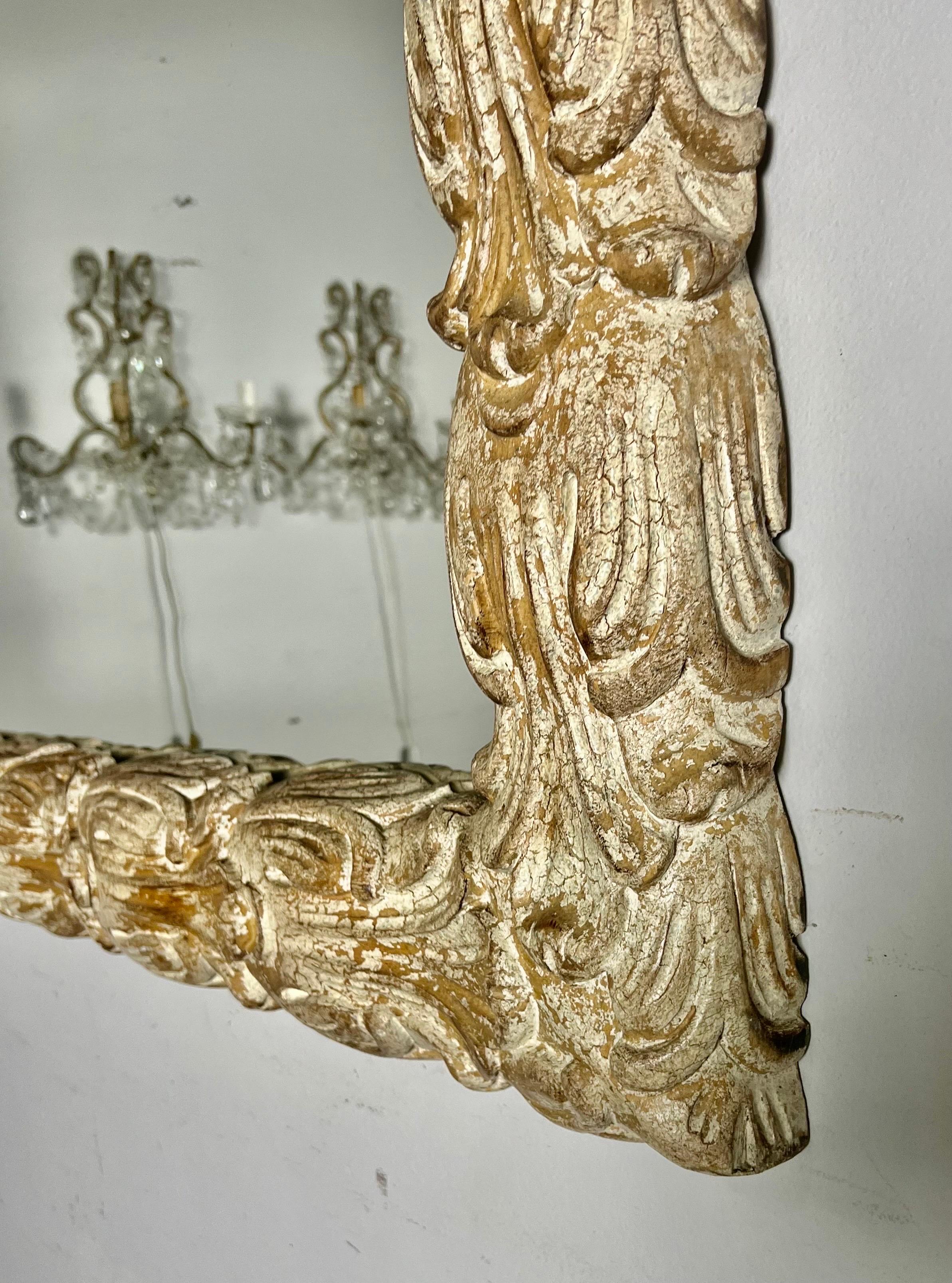 Miroir en bois sculpté français avec finition craquelée personnalisée en vente 4